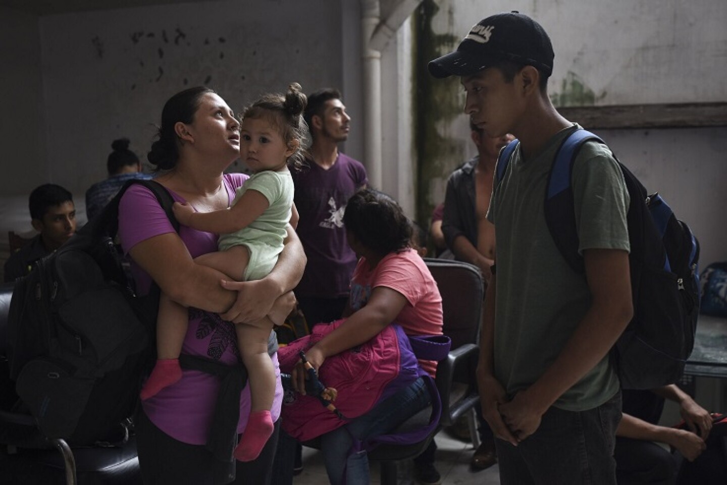 VERACRUZ, VERACRUZ, 27JUNIO2019.- Aproximadamente 260 migrantes centroamericanos fueron detenidos en diferentes hoteles de la ciudad de Veracruz, mediante una redada realizada por el Instituto Nacional de Migración y la Secretaria de Marina. Los migrantes fueron trasladados en autobuses a un albergue temporal para posteriormente remitirlos a la delegación migratoria de Acayucan. FOTO: VICTORIA RAZO /CUARTOSCURO.COM