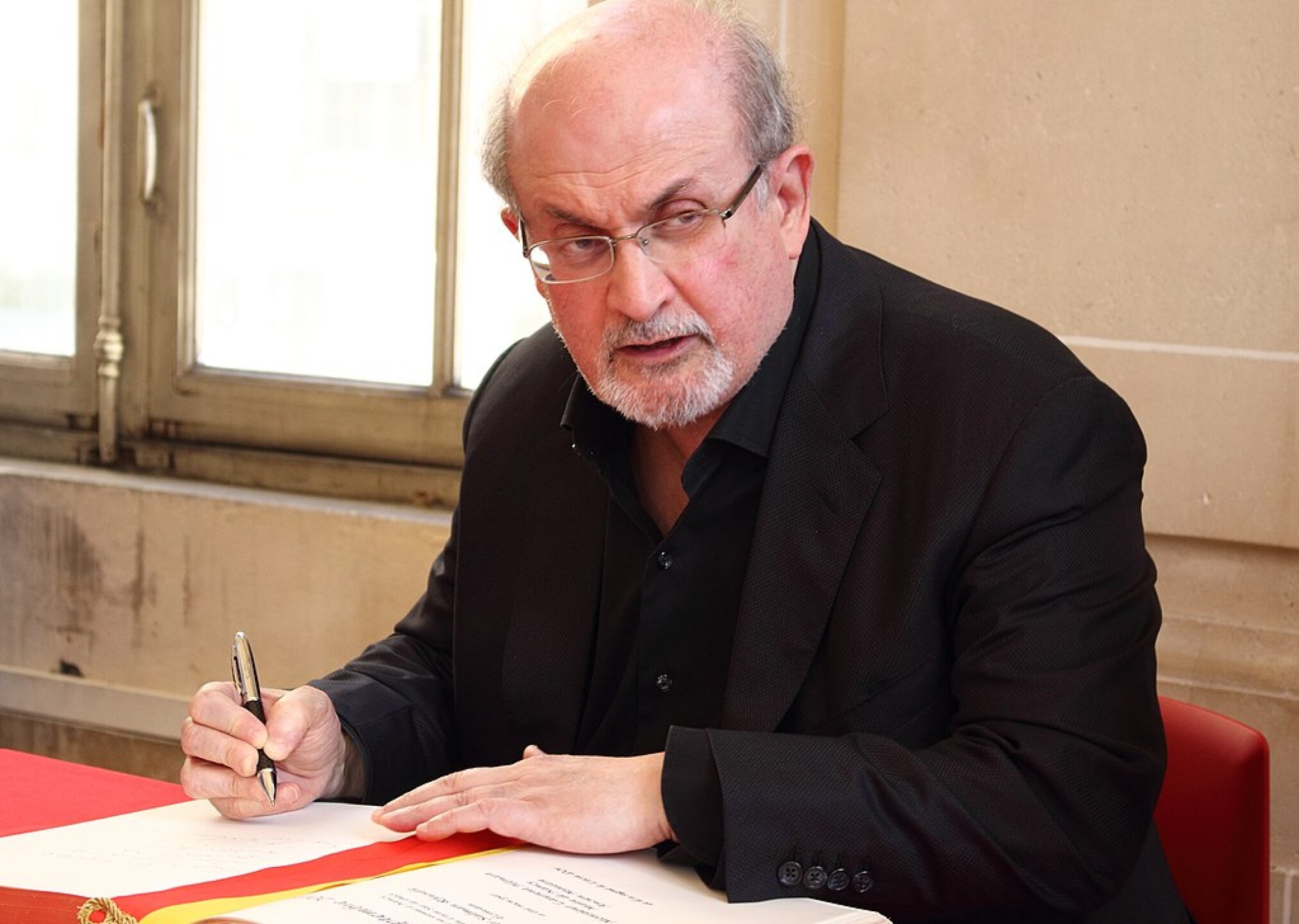 1024px-Salman_Rushdie_43826238495