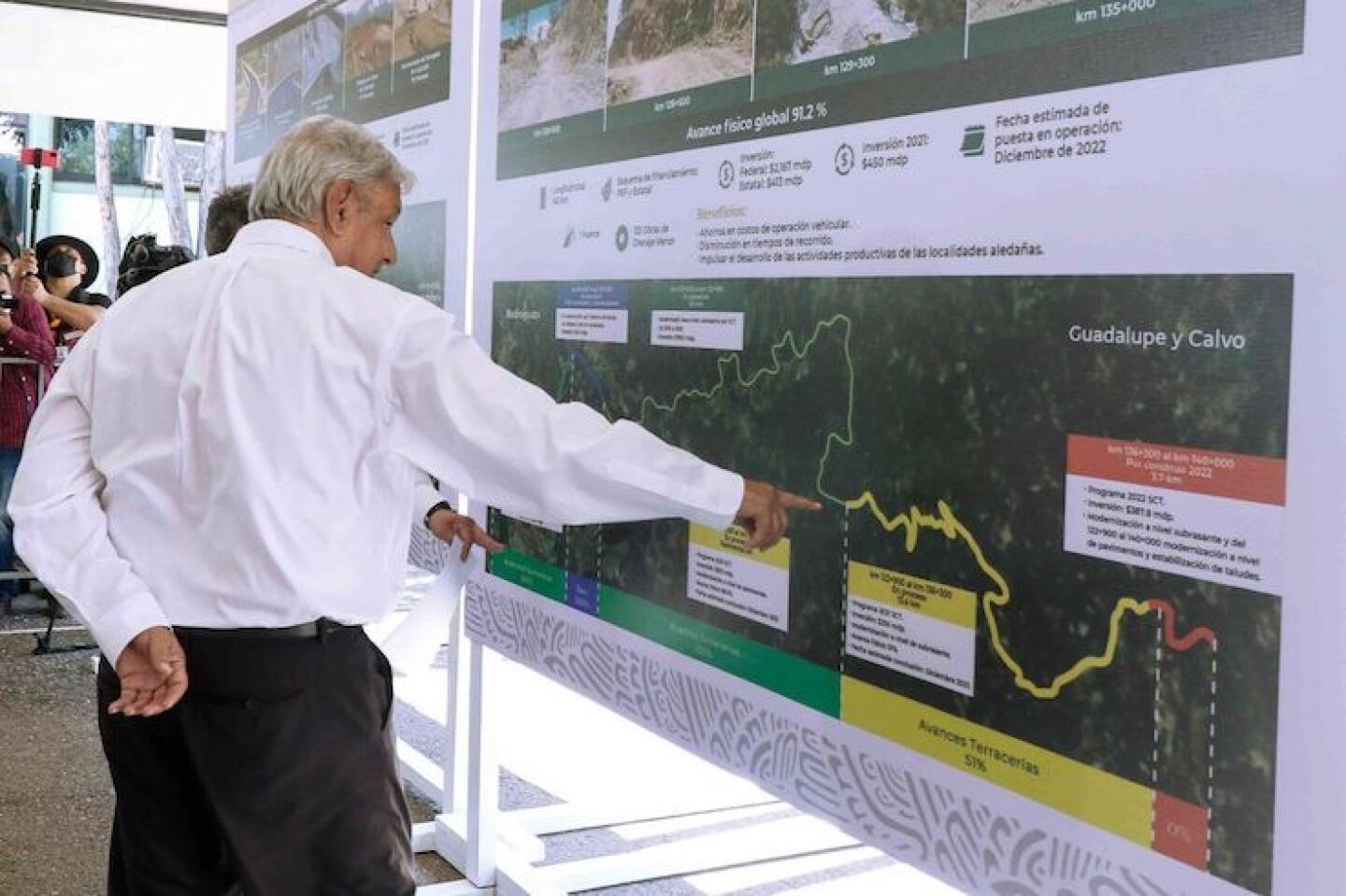 Andrés Manuel López Obrador, durante la supervisión de la Carretera Badiraguato-Guadalupe y Calvo en Badiraguato, Sinaloa.