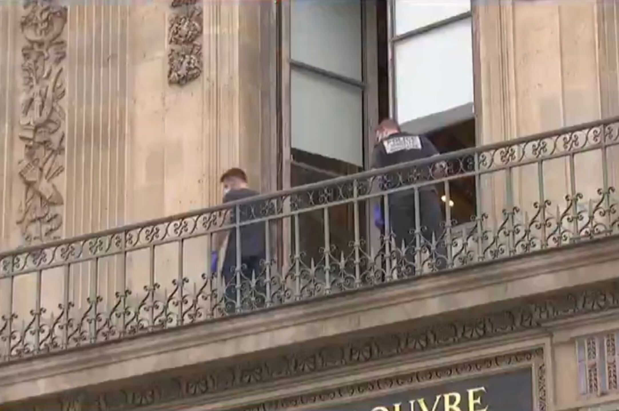 revelan-video-del-momento-exacto-en-que-rompen-vitrinas-de-museo-del-louvre-para-robar-joyas-el-robo-duro-solo-siete-minutos