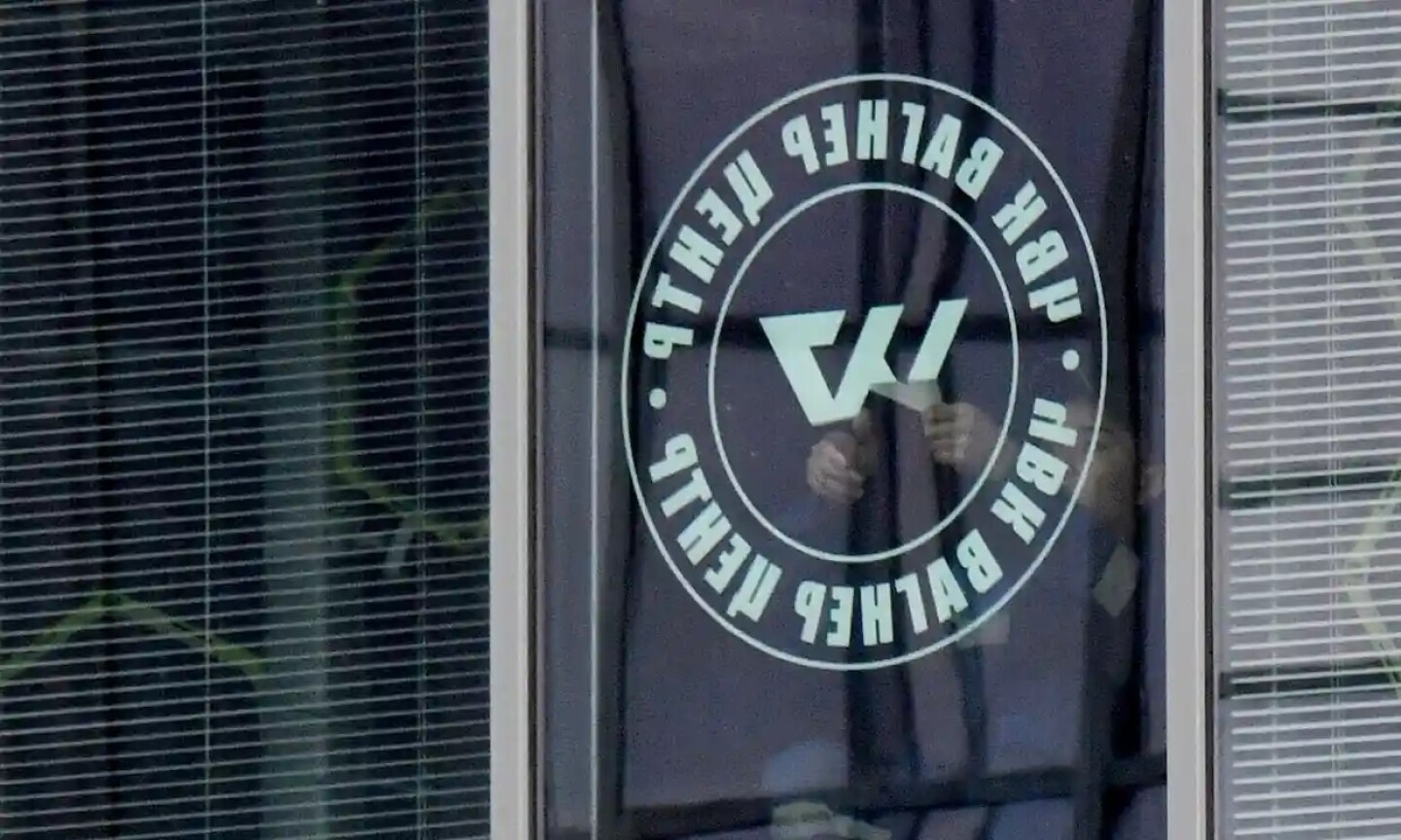 logotipo del grupo wagner es retirado de las ventanas de la oficina de la organización