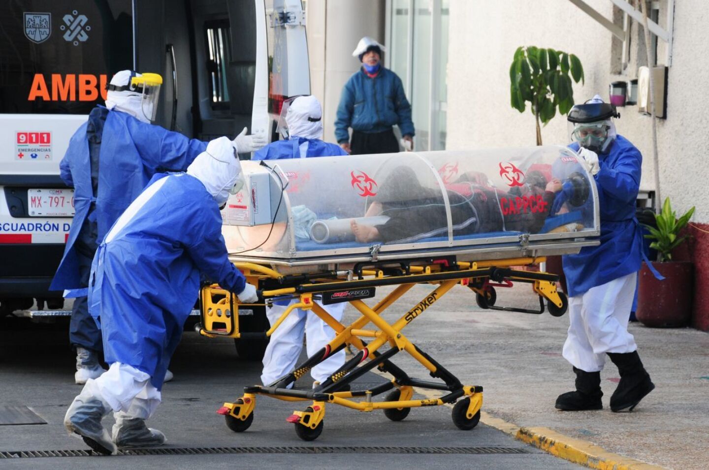 Paciente encapsulado con posible Covid-19 arriba a las instalaciones del Hospital General Dr. Rubén Leñero.