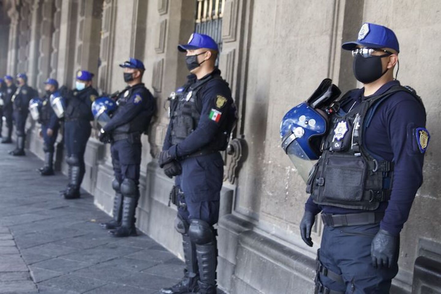Elementos de Seguridad Capitalina, toman medidas preventivas para la propagación de la pandemia del virus COVID-19. Los policías usan guantes y cubrebocas