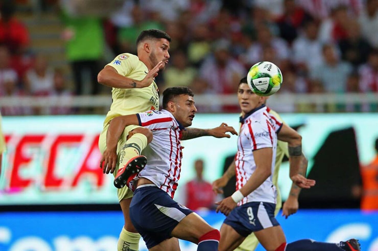 ZAPOPAN, JALISCO, 16MARZO2019.-Alexis Vega jugador de Chivas disputa un balón a Bruno Valdez de América, esto en partido correspondiente a la Jornada 11 del Torneo Clausura 2019 de la Liga MX, en donde se enfrentan las Chivas de Guadalajara frente a las