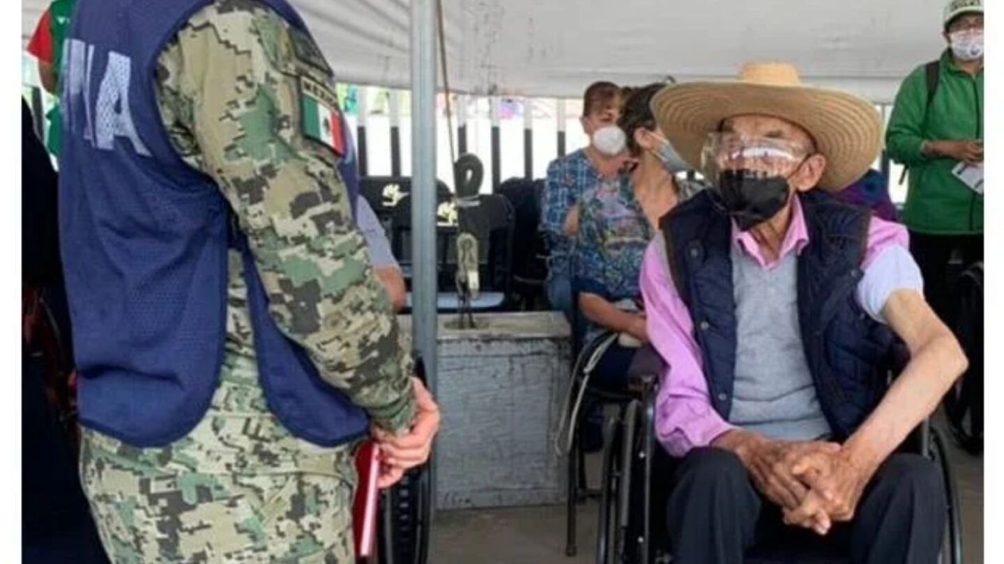 vacunacion-luis-echeverria-expresidente