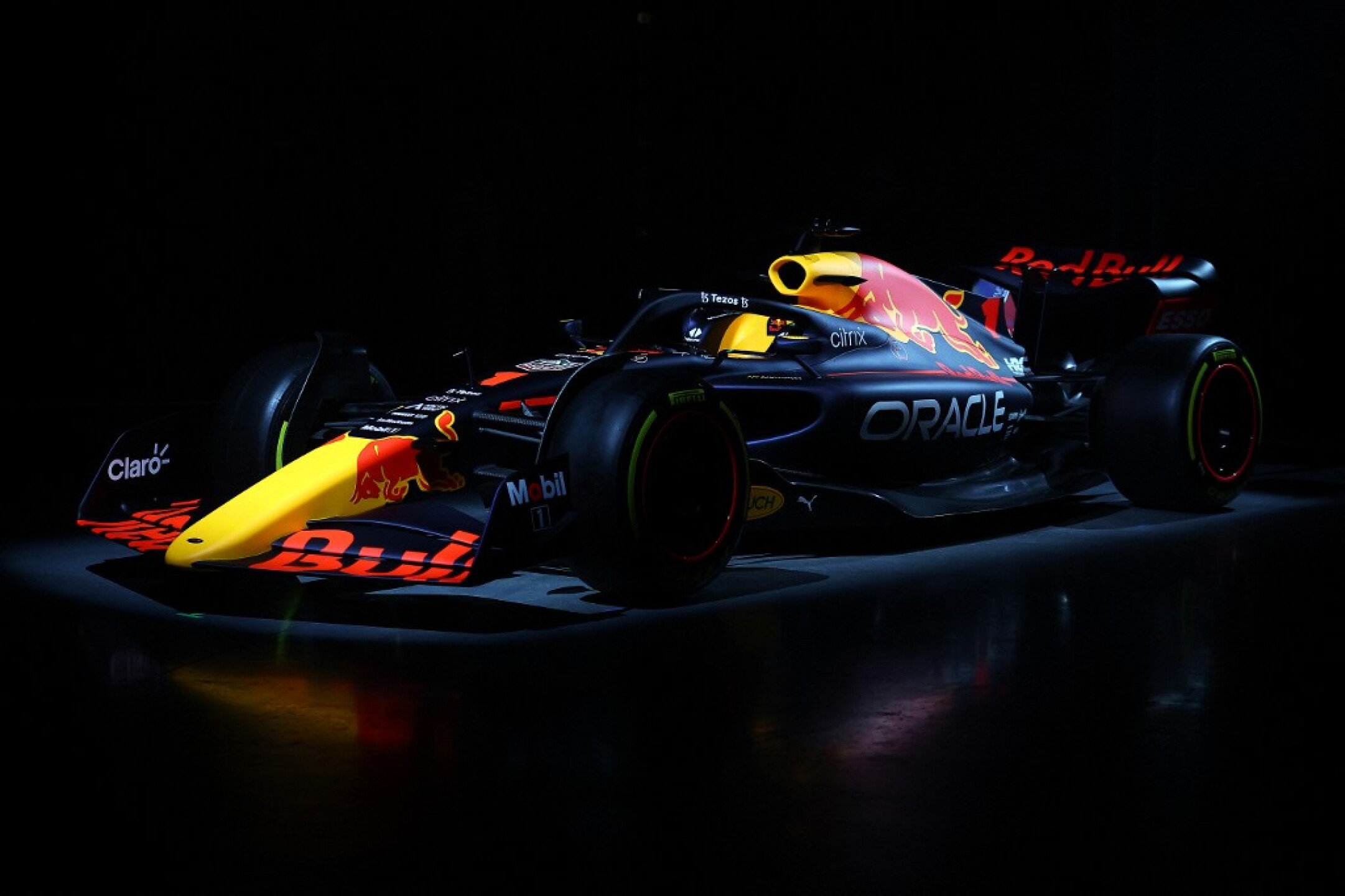 coche-checo-perez-rb18-red-bull
