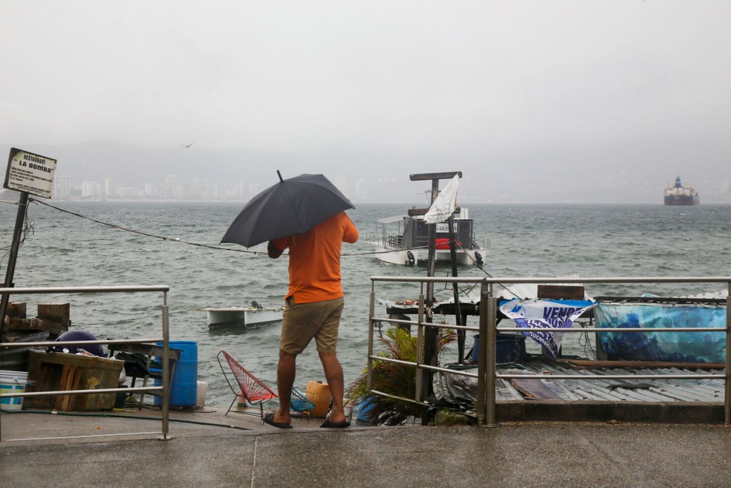Autoridades de protección civil alertaron sobre la intensificación del huracán Rick a su trayectoria por las cosas de Guerrero, pasando de categoría 1 a 2 , con la probabilidad de impactar el puerto de Zihuatanejo en las próximas horas, por lo que pidieron a la población externar precauciones.