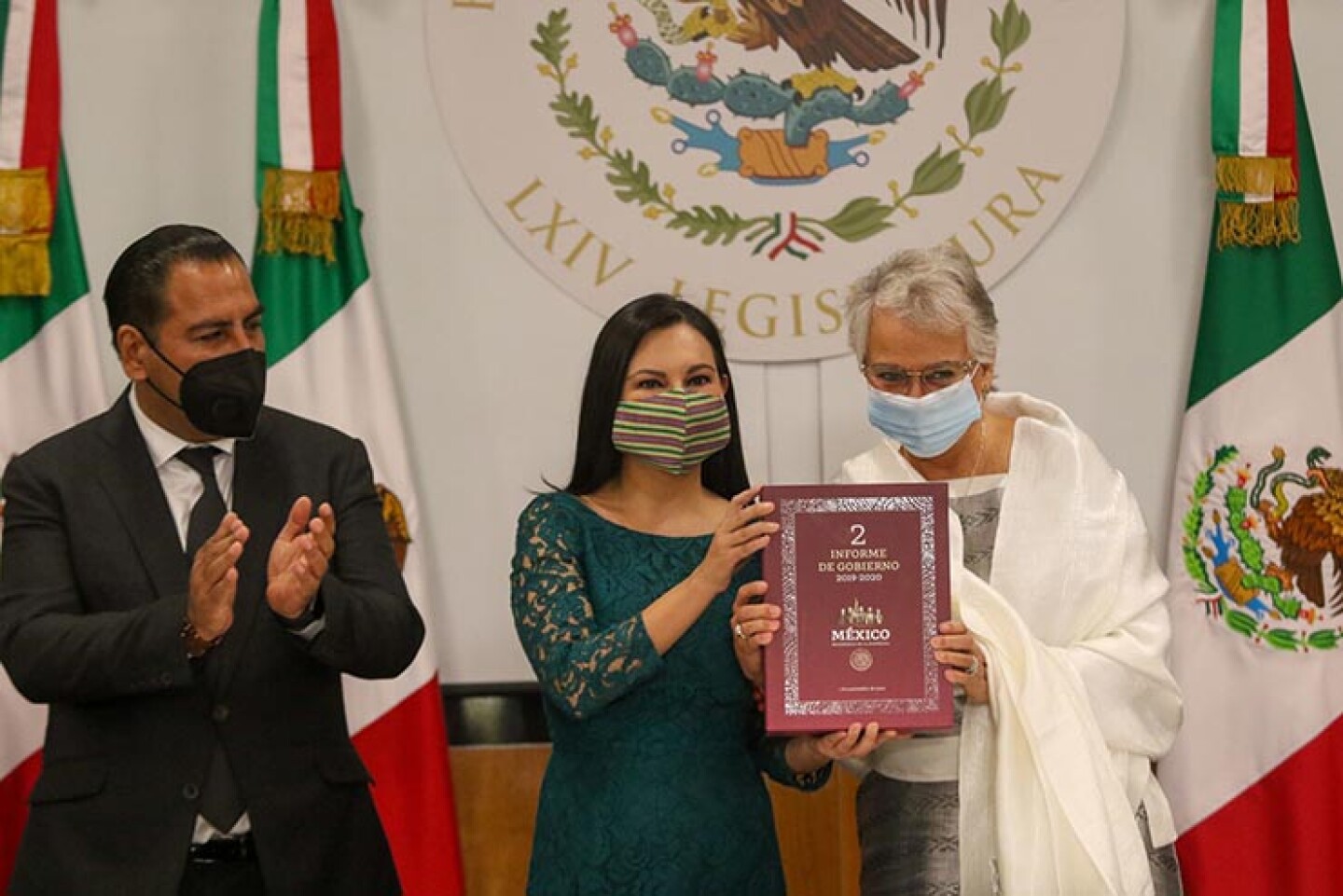 Eduardo Ramírez, presidente del Senado; Laura Angélica Rojas, presidenta de la Cámara de Diputados, y Olga Sánchez Cordero, secretaria de Gobernación, muestran el Segundo Informe de Gobierno del Presidente Andrés Manuel López Obrador.
