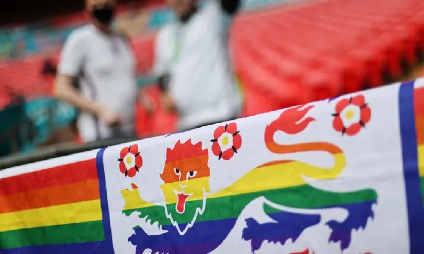 ministro_británico_criticado_por_pedir_a_fans_lgbt_del_mundial_que_muestren_respeto_en_qatar