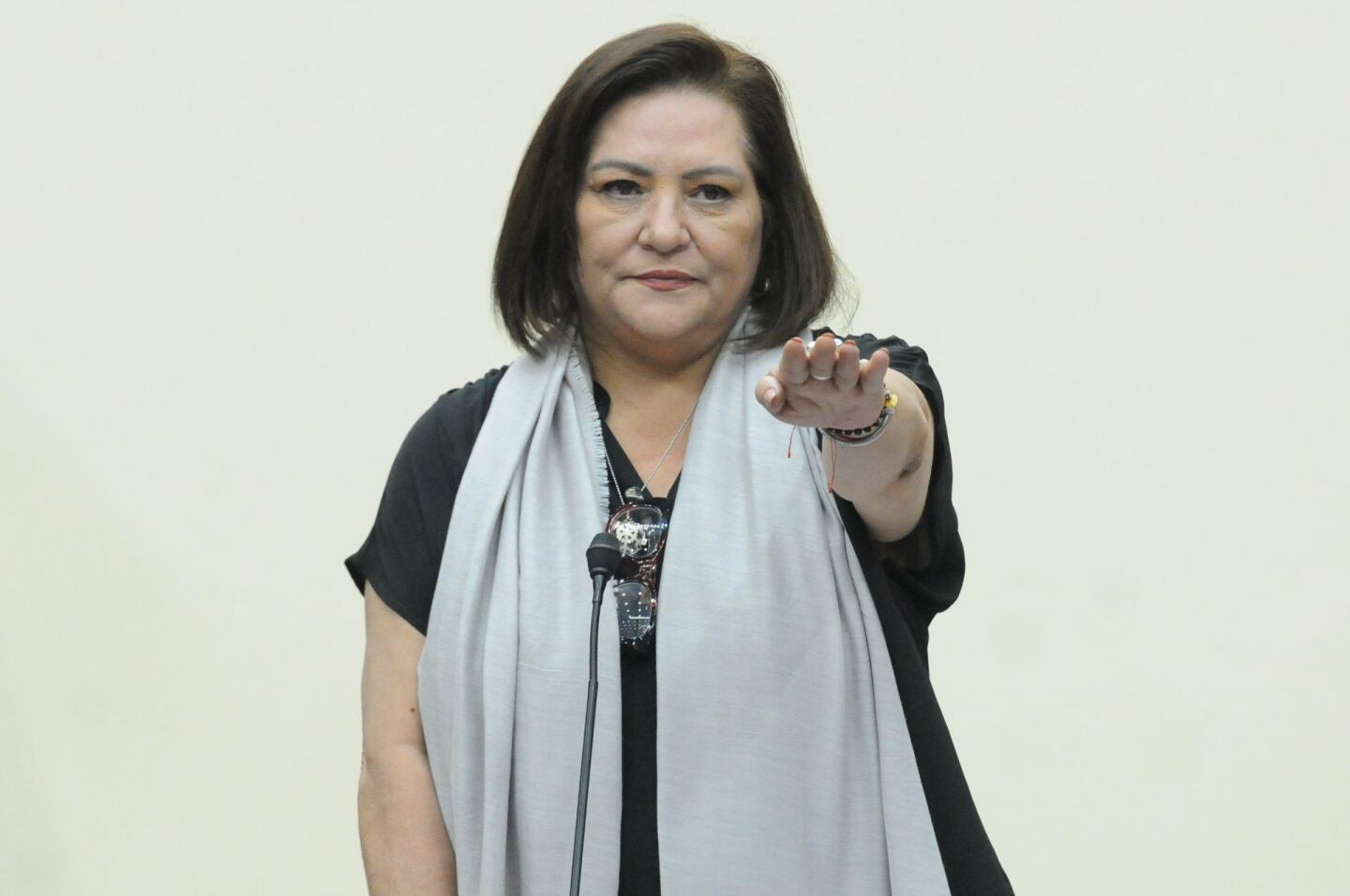 Guadalupe Taddei, nueva consejera presidenta del INE, rinde protesta durante la sesión.