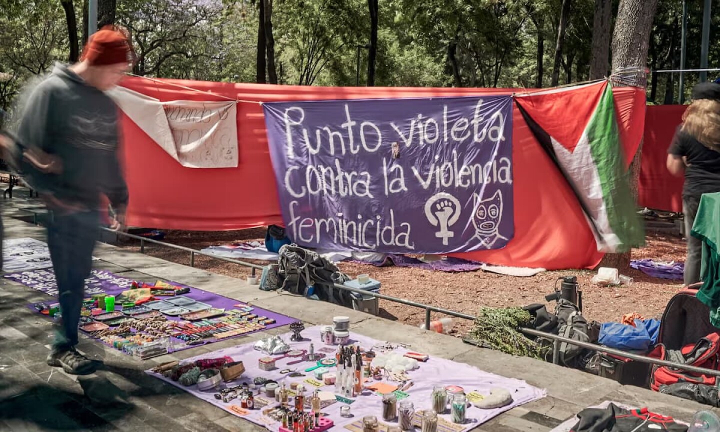 Calcomanías, jabónes y ayuda legal (1)