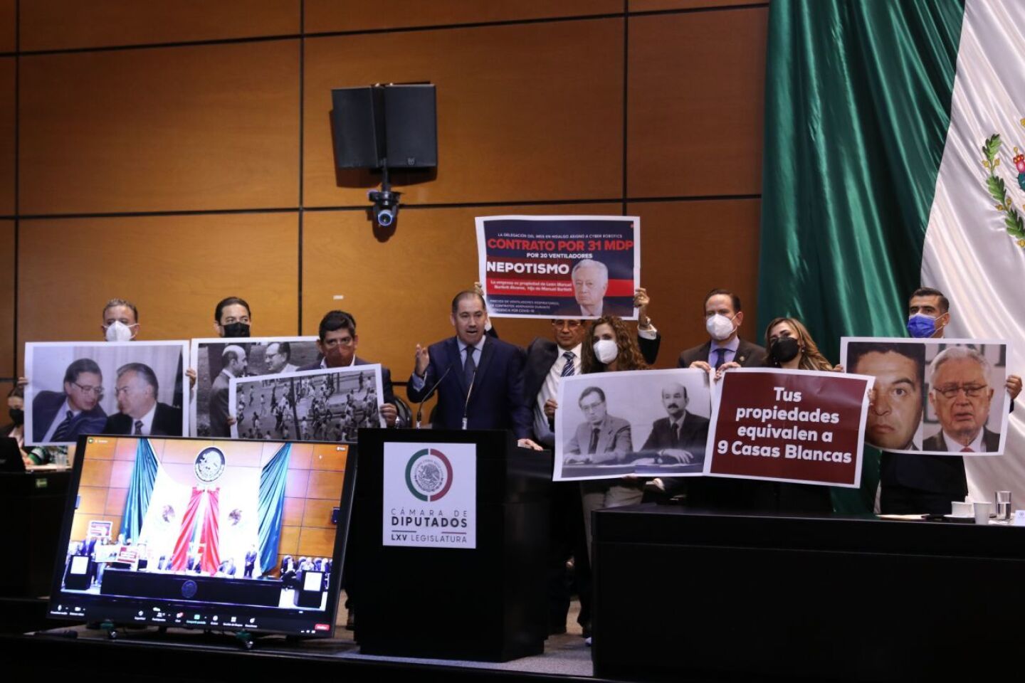 Diputados protestaron con pancartas durante la comparecencia de Manuel Bartlett, titular de la Comisión Federal de Electricidad (CFE), en la Cámara de Diputados