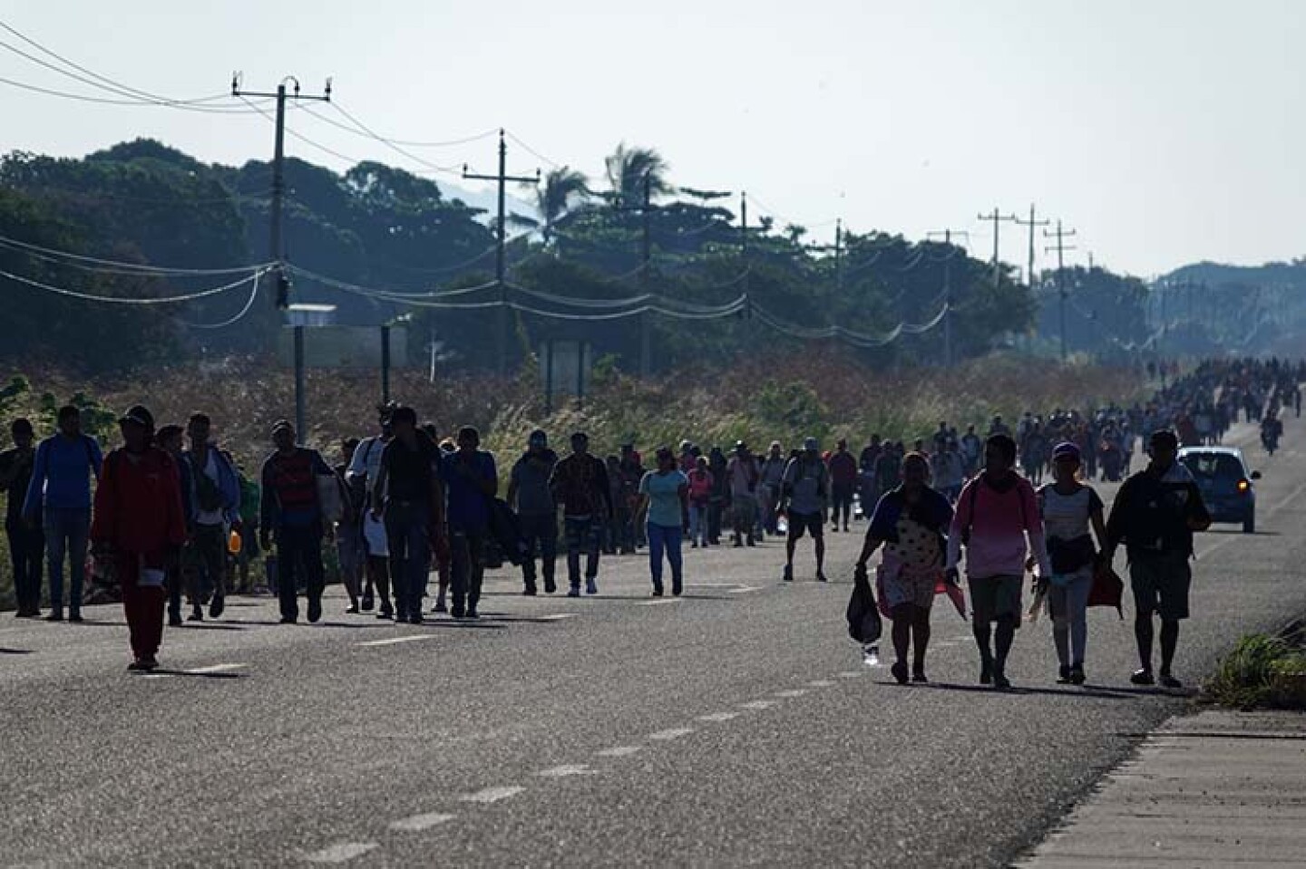 Migrantes caminaron alrededor de 17km para arribar al poblado de Chahuites, Oaxaca.