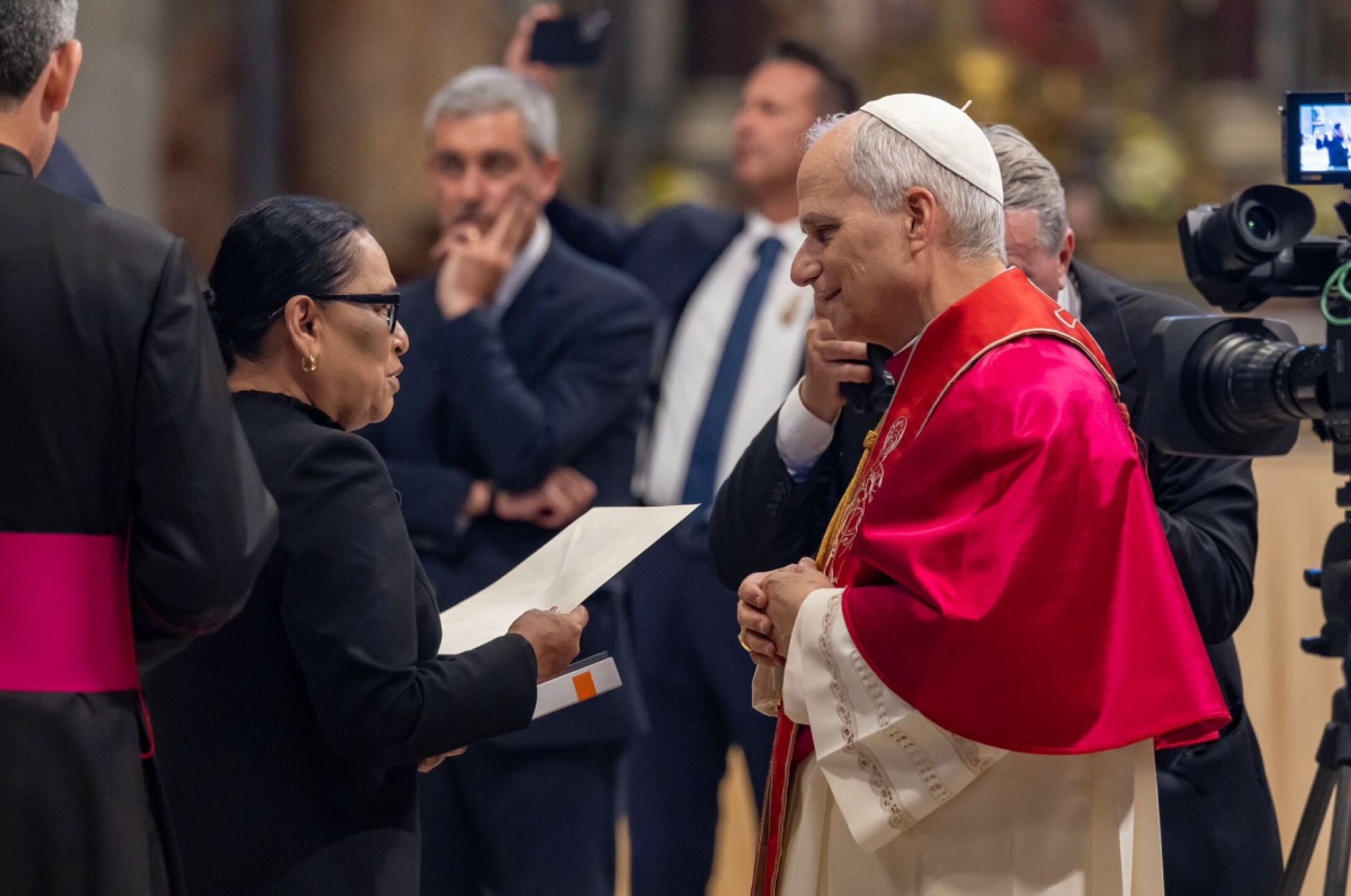 Rosa Icela Papa León XIV.jpg