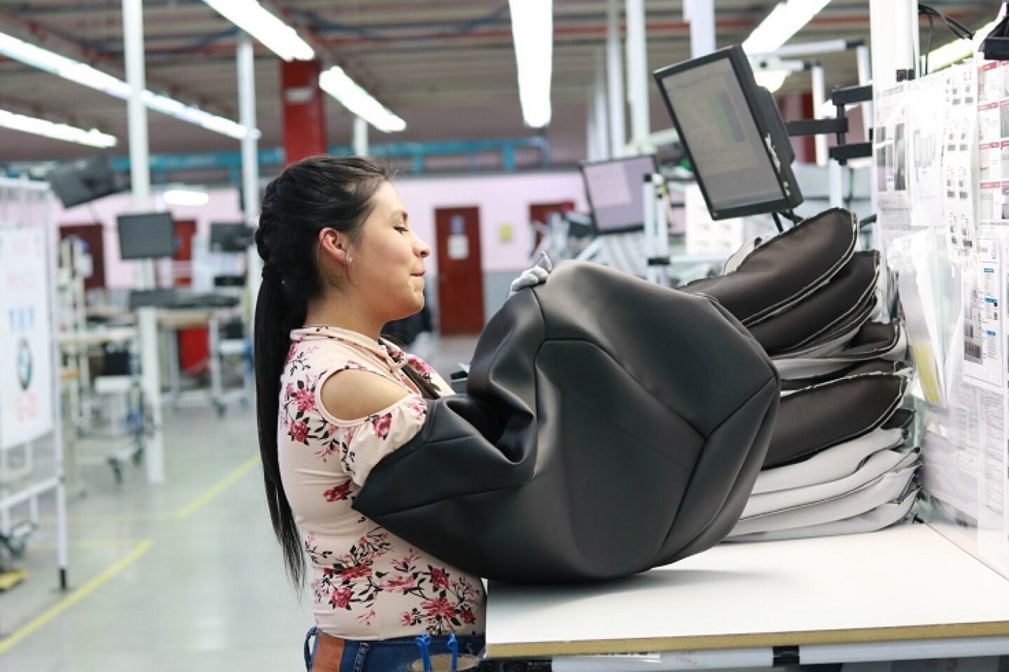 TLAXCALA, TLAX. 18SEPTIEMBRE2018.- La instalación de la armadora Audi en Puebla ha traído inversión a Tlaxcala, con la instalación de empresas  manufactureras en el ramo automotriz, especialmente en la elaboración de asientos para vehículos Audi y Volkswagen. Actualmente cientos de costureros y costureras trabajan 8 horas diarias en la fabricación piezas de tapizado automotriz con los mayores estándares de calidad a nivel mundial, sin embargo contrastados con los salarios que percibe la clase obrera del estado.FOTO: JOAQUÍN SANLUIS /CUARTOSCURO.COM