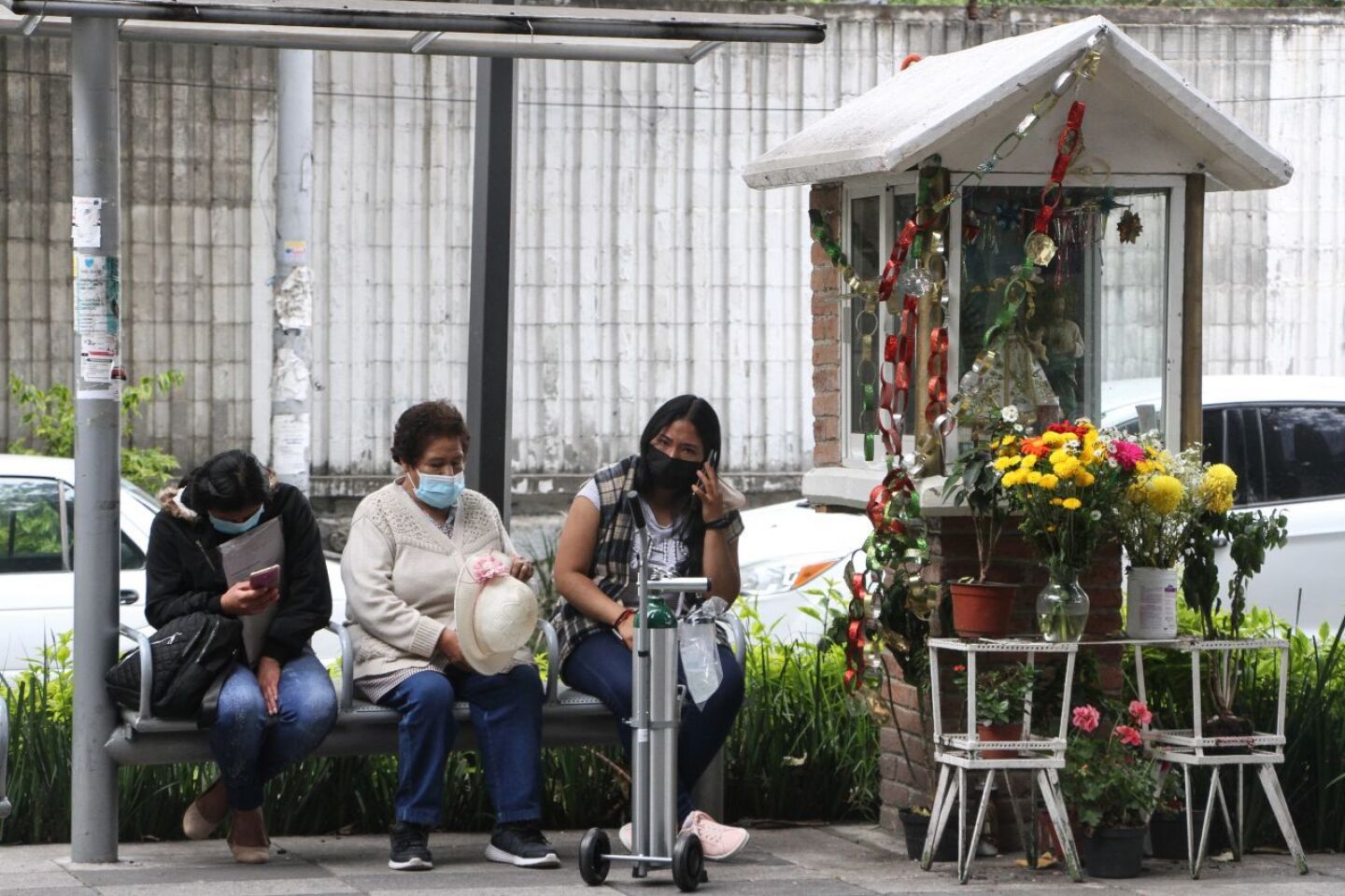 Una familia espera noticias de paciente internado en urgencias del Hospital de Nutrición.