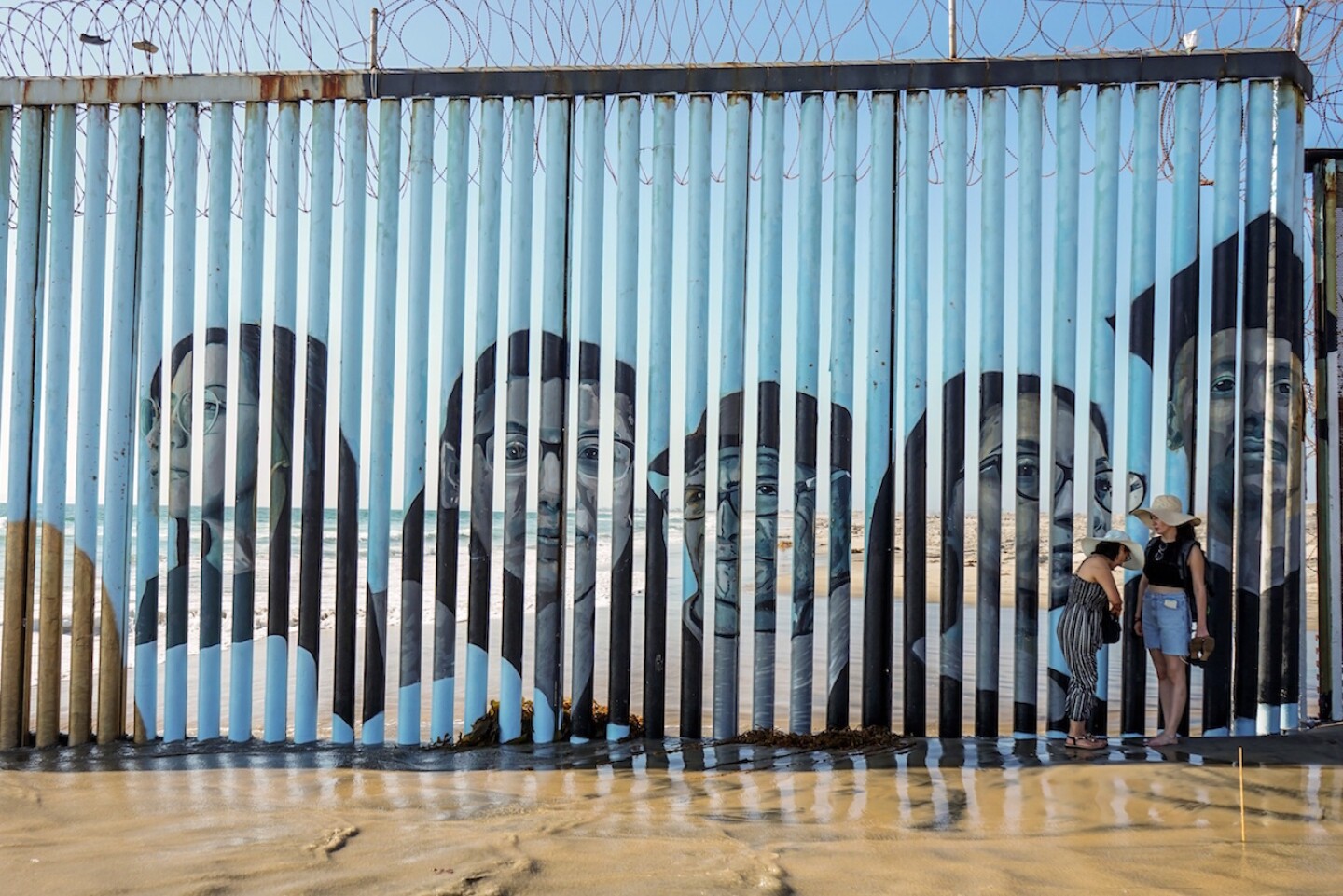 Los rostros de deportados se plasman en el muro entre MÈxico y EE.UU.