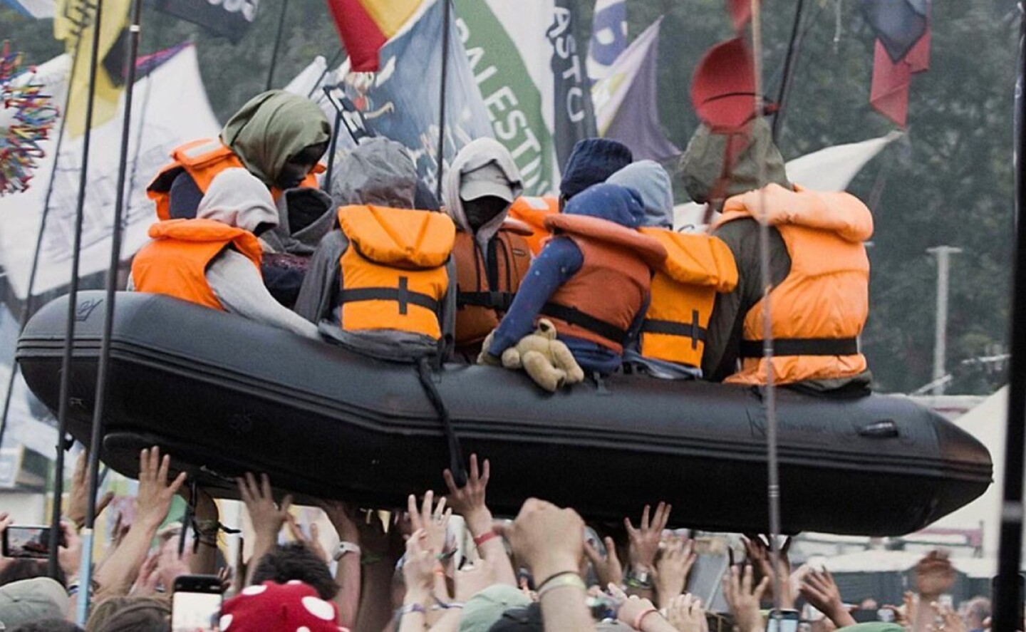 banksy_migrantes_performance_intervencion_festivla_glastonbury