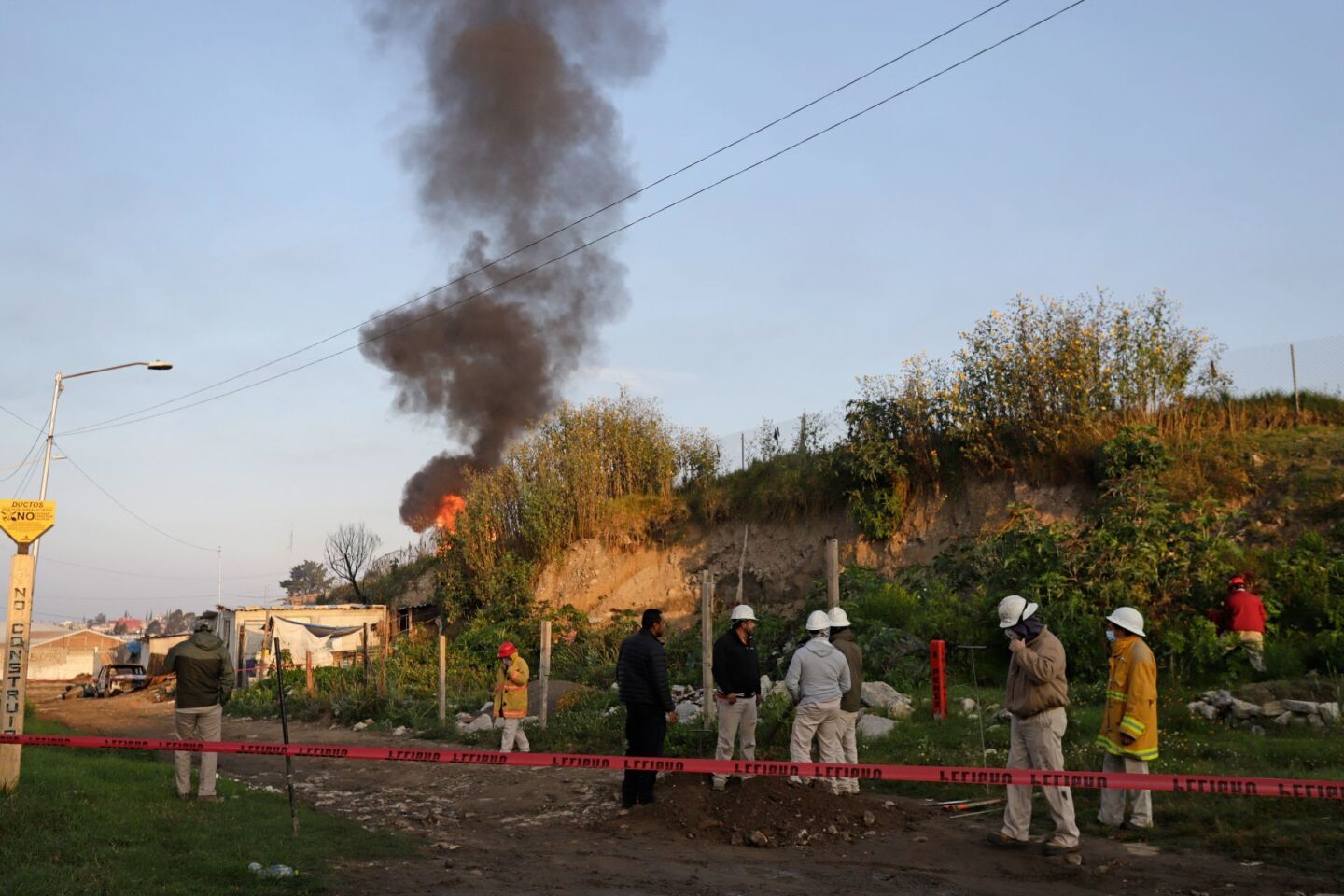 Una fuga en una toma clandestina de gasolina causó una explosión que dejo un saldo preliminar de un muerto y varios heridos, además de decenas de casas afectadas en la Junta Auxiliar de San Pablo Xochimehuacán.