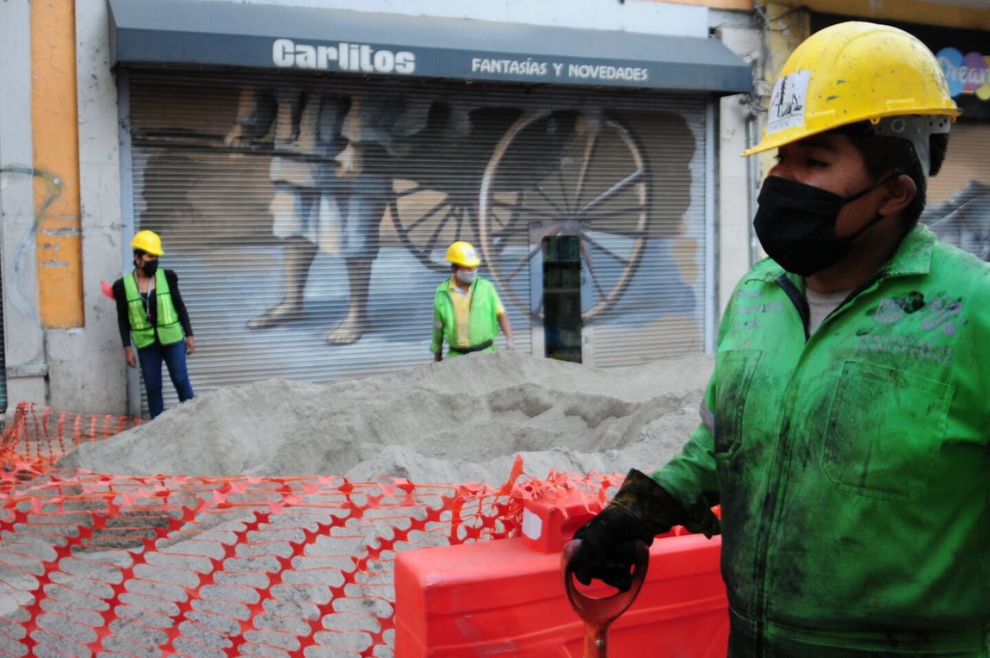 Trabajadores de la capital realizan obras sobre la calle República de Brasil.