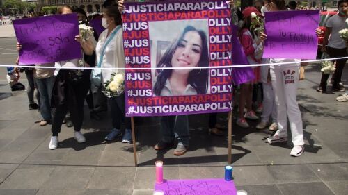 Hombres, mujeres, niños amigos y familiares de Polly y Fer