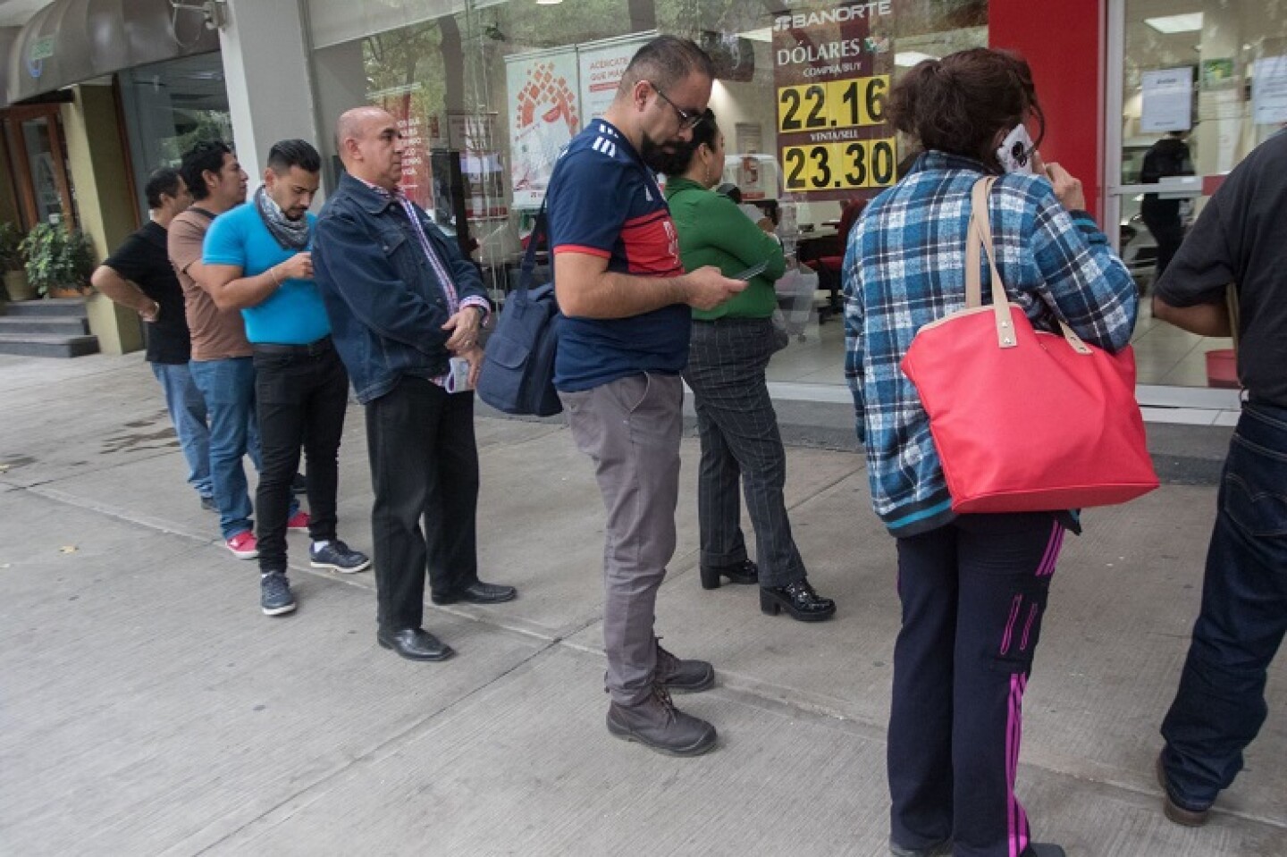 Filas de gente en el Banorte