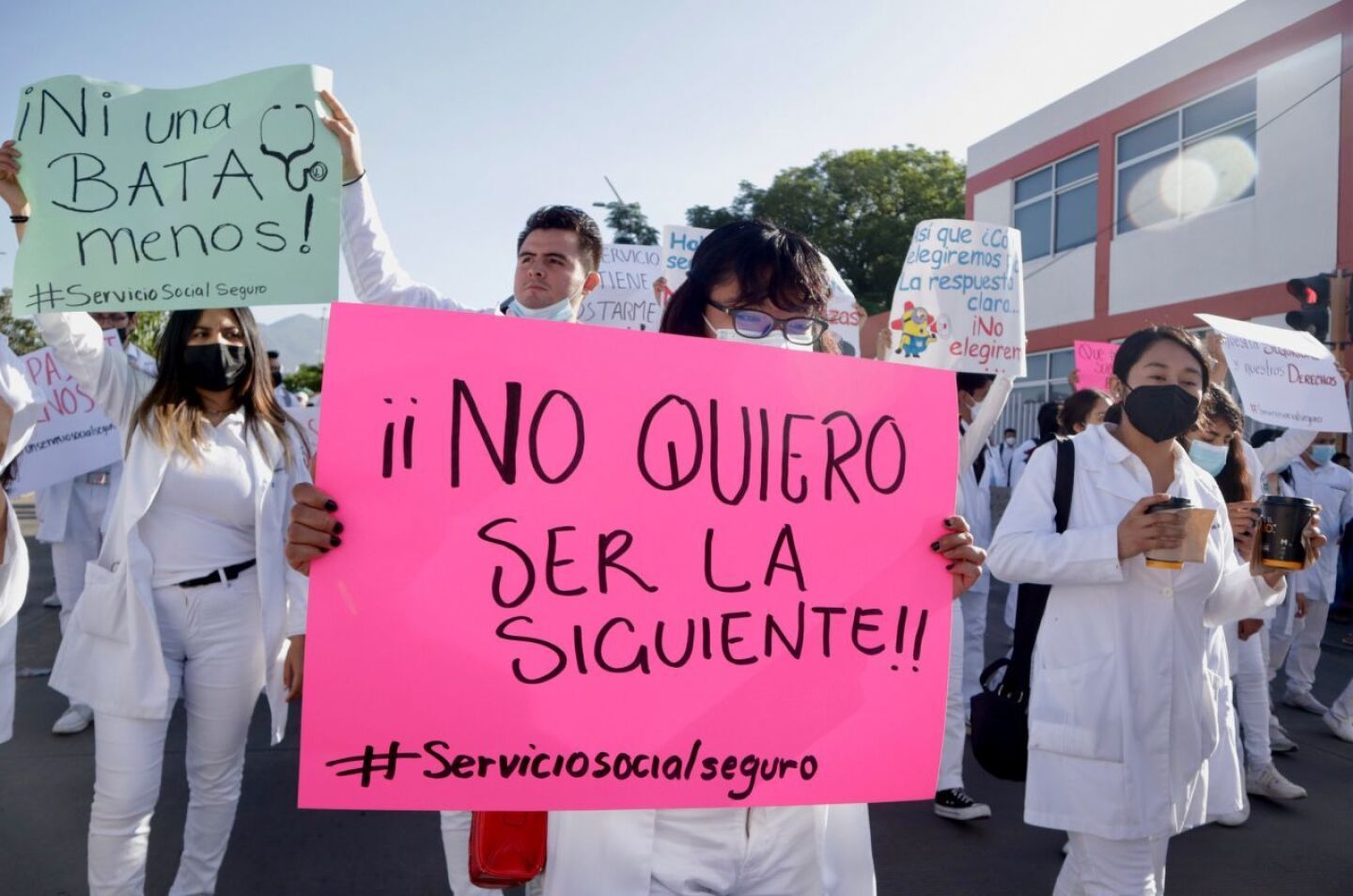 Médicos pasantes de servicio social marcharon en la ciudad de Oaxaca para exigir condiciones de seguridad en el ejercicio de su labor en comunidades al interior del estado. Debido a los hechos recientes ocurridos en Durango, los médicos solicitaron justicia, servicio social seguro y condiciones dignas de trabajo.