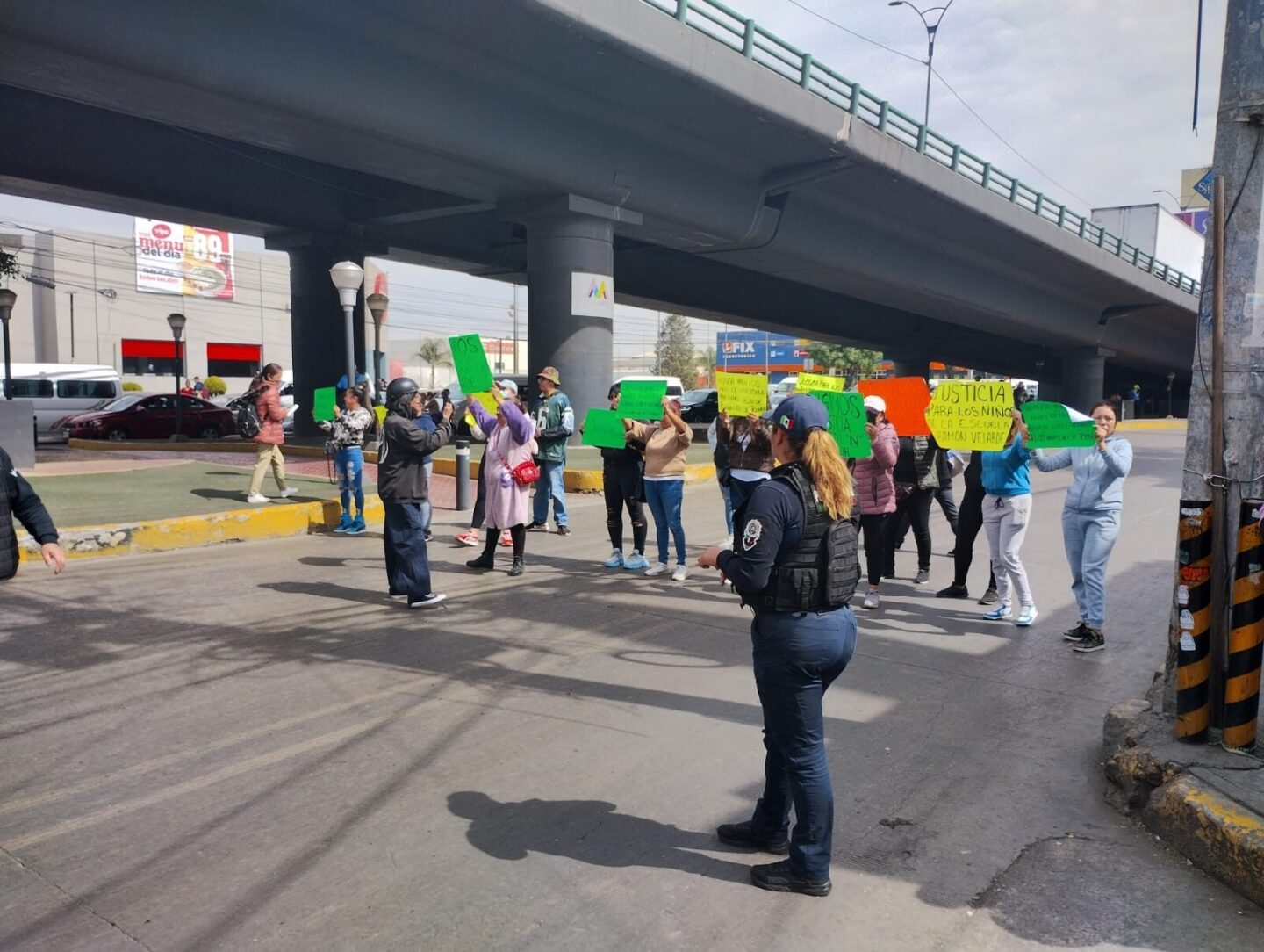 bloqueo-lopez-portillo-padres-protestan-en-villa-de-la-flores