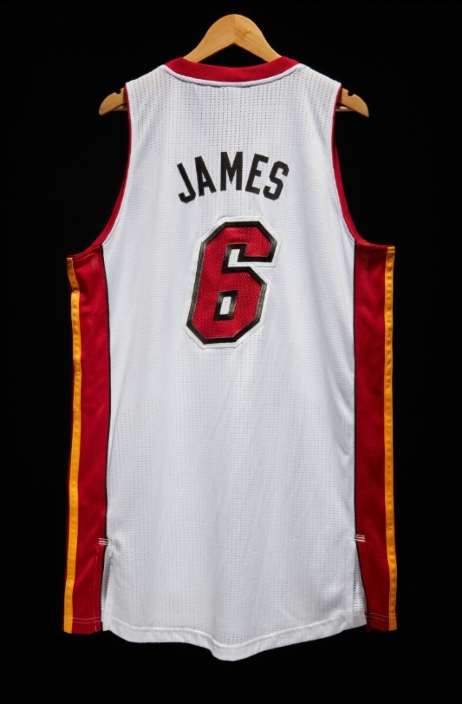 lebron_james_sothebys_subasta_camiseta_1