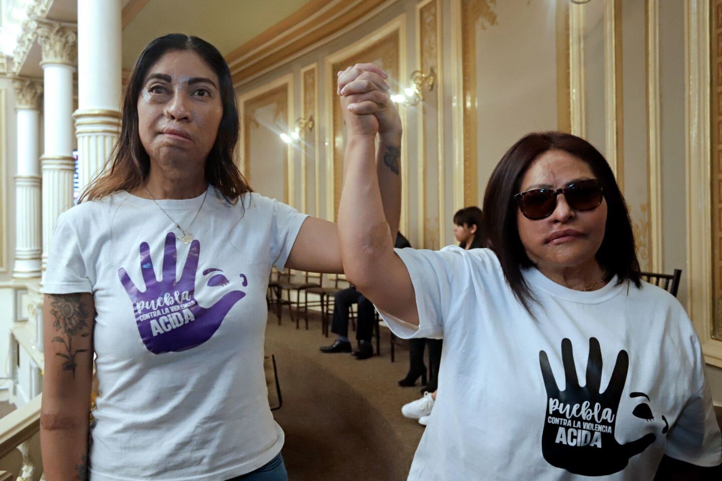 Esmeralda Millán y Carmen Sánchez, quienes fueron atacadas con ácido por sus exparejas, celebraron la aprobación de la Ley Ácida por el Congreso de Puebla, que castiga como tentativa de feminicidio la agresión que ellas padecieron.