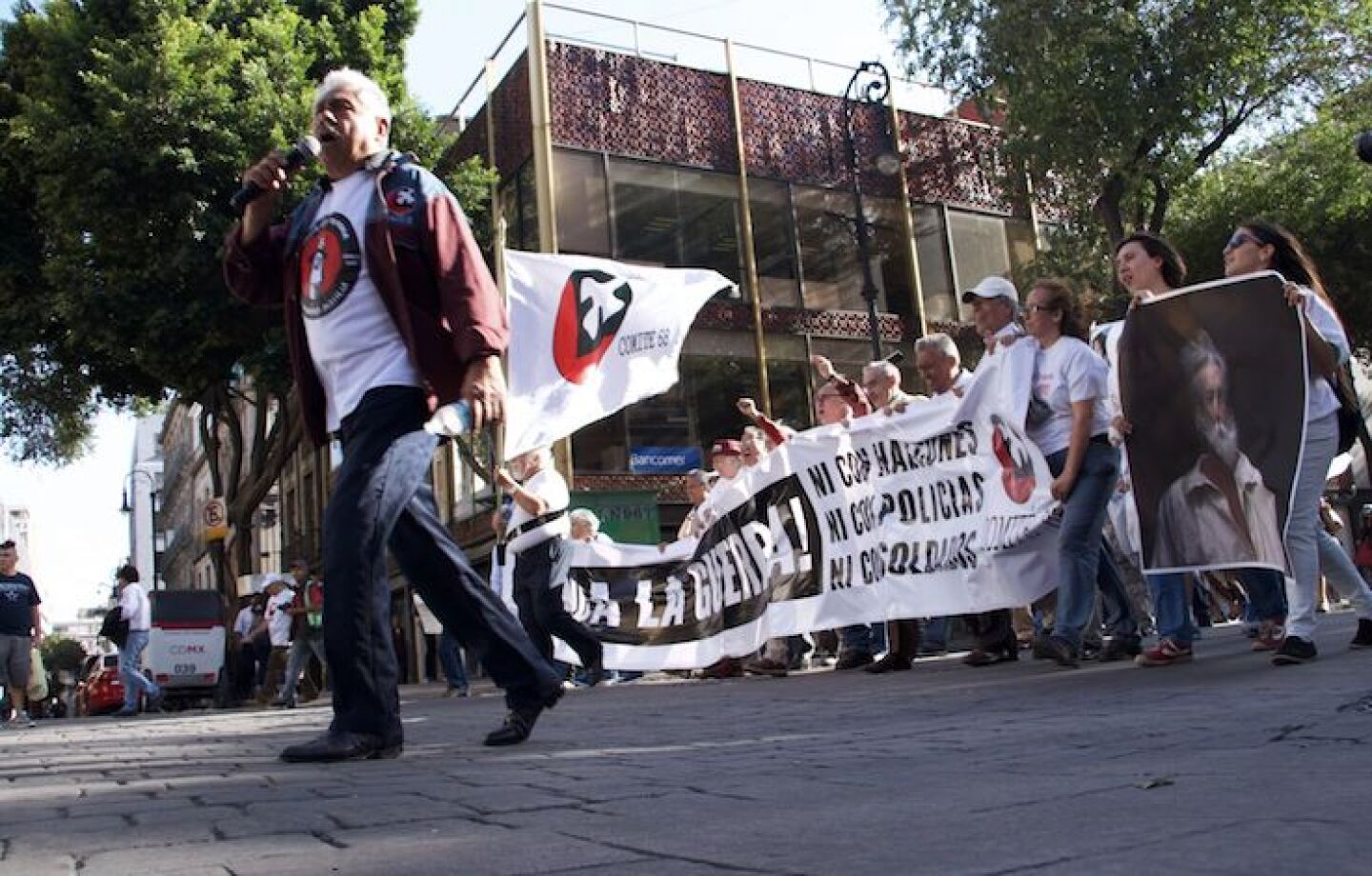 CIUDAD DE MÉXICO, 10JUNIO2019.- Decenas de personas marcharon del memorial, "La masacre del jueves de Corpus", al Zócalo capitalino, esto para conmemorar el 48 aniversario de el Halconazo en donde más de 120 estudiantes perdieron la vida y otros más fueron desaparecidos a causa de una represión por parte del gobierno hacia los estudiantes de la UNAM y del Politécnico, quienes exigían al entonces presidente, Luis Echeverría libertad política y democratización de la educación. FOTO: ROGELIO MORALES /CUARTOSCURO.COM