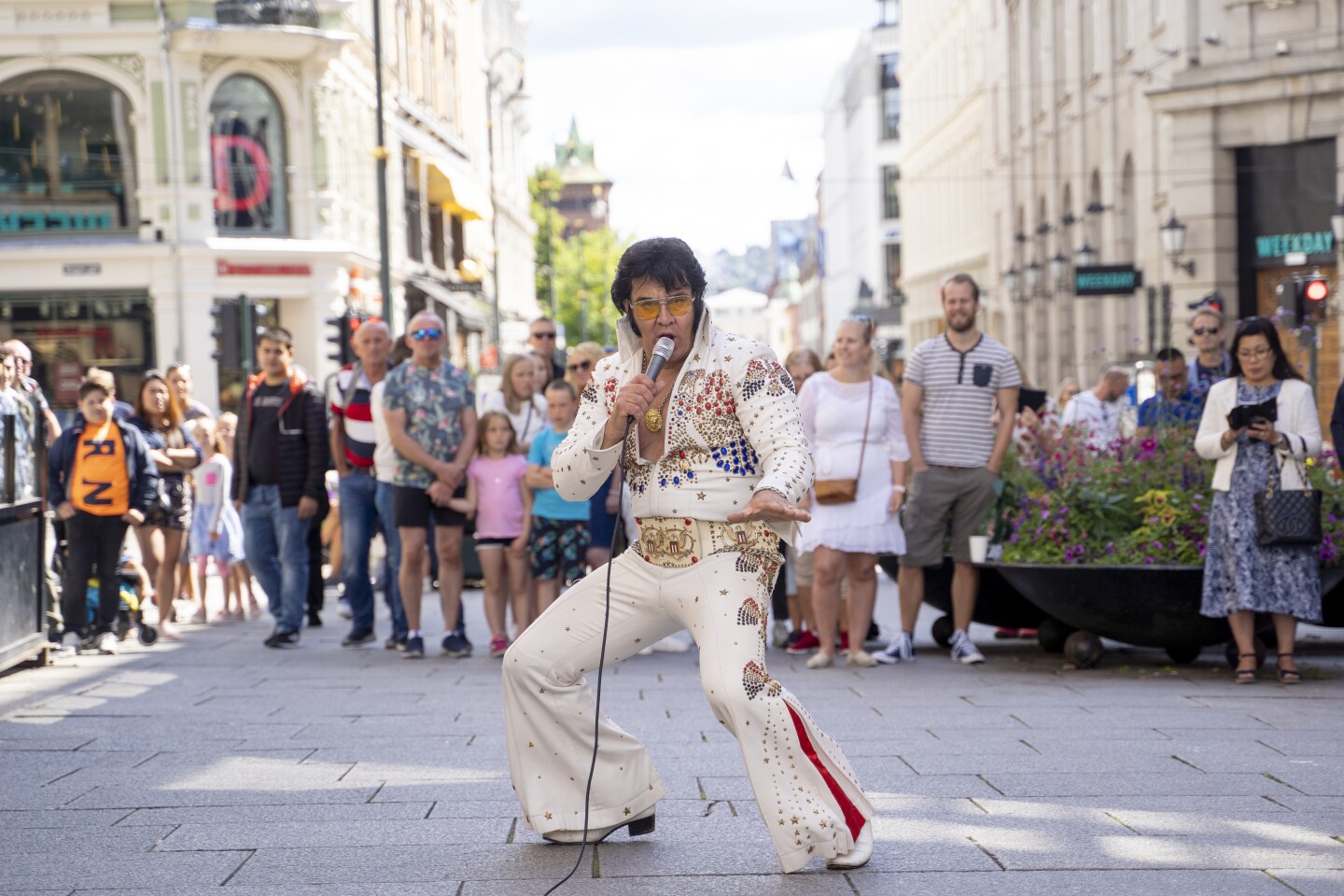 Imitador de Elvis rompe récord al cantar 50 horas seguidas