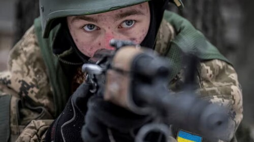 Voluntario ucraniano en entrenamiento básico. Las autoridades de Kiev afirman que la escasez de equipo hace imposible la planificación a largo plazo. Foto Viacheslav RatynskyiReuters