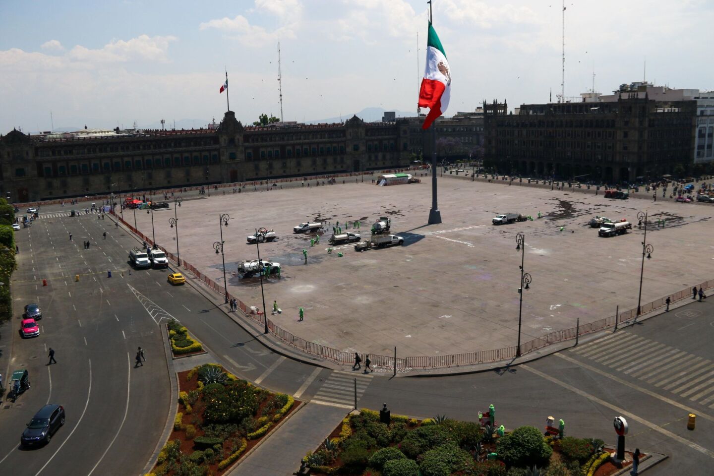 Aspectos del Zócalo de la Ciudad de México, desde las terrazas del centro histórico.