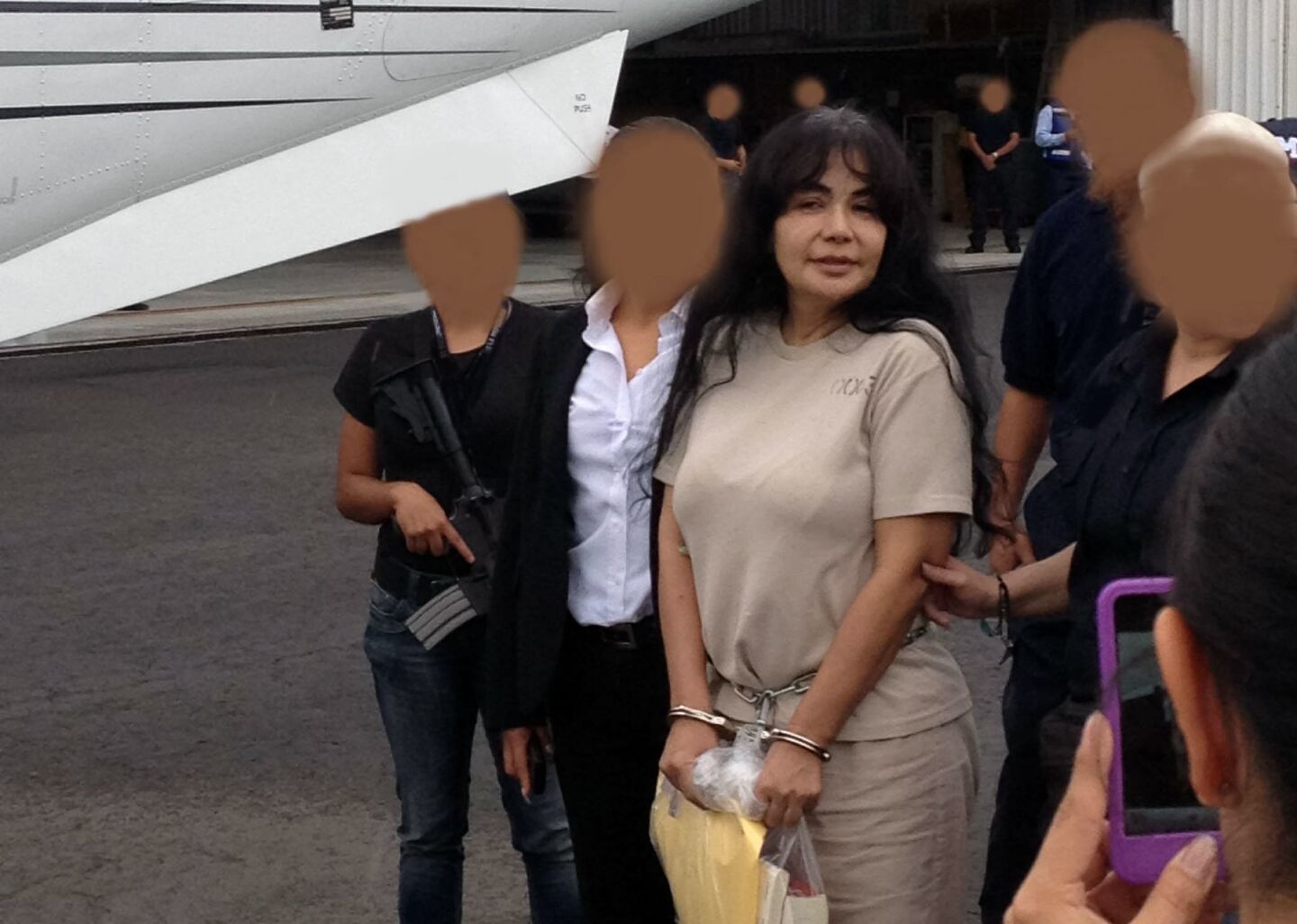 MÉXICO, D.F., 10AGOSTO2012.- Personal de la Procuraduria General de la República entregó en extradición a las autoridades de Estados Unidos a Sandra Ávila Beltrán, alias la “Reina del Pacífico”, luego de un proceso penal de dos años y medio que estuvo recluida en el penal femenil de Santa Martha Acatitla.FOTO:  CUARTOSCURO.COM