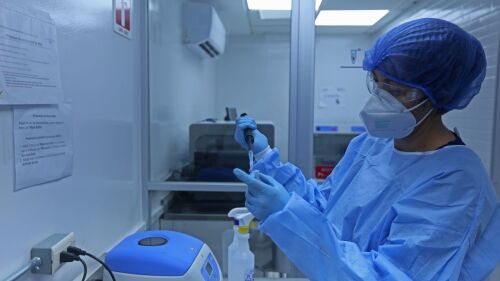 nvestigadores del LaDEER del Centro Universitario de Ciencias de la Salud de la U. De G., realizan una simulación del procedimiento de análisis de moléculas para poder diagnosticar si existen mutaciones o variantes en el virus del SARS-CoV—2, esto durante un recorrido realizado por el Laboratorio de Diagnostico en Enfermedades Emergentes y Reemergentes.