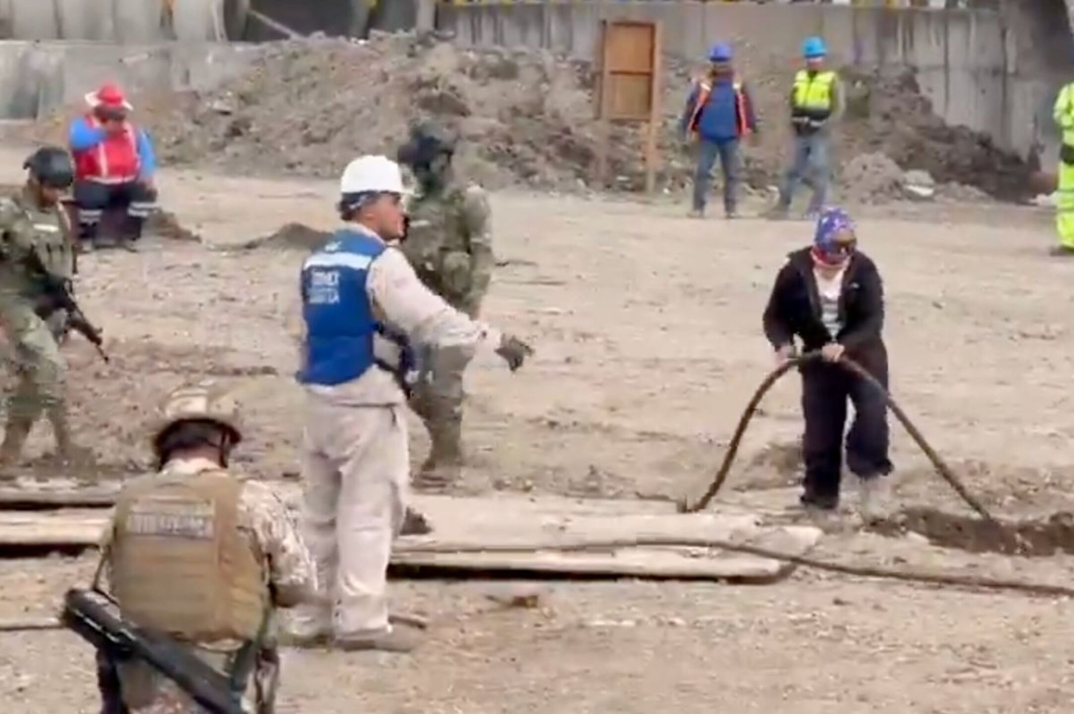 hallan-toma-clandestina-de-huachicol-en-rio-de-los-remedios-en-la-gustavo-a-madero-limite-con-ecatepec-video