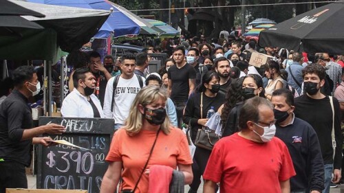 Bajo semáforo amarillo, continuan las aglomeraciones en la ciudad.
