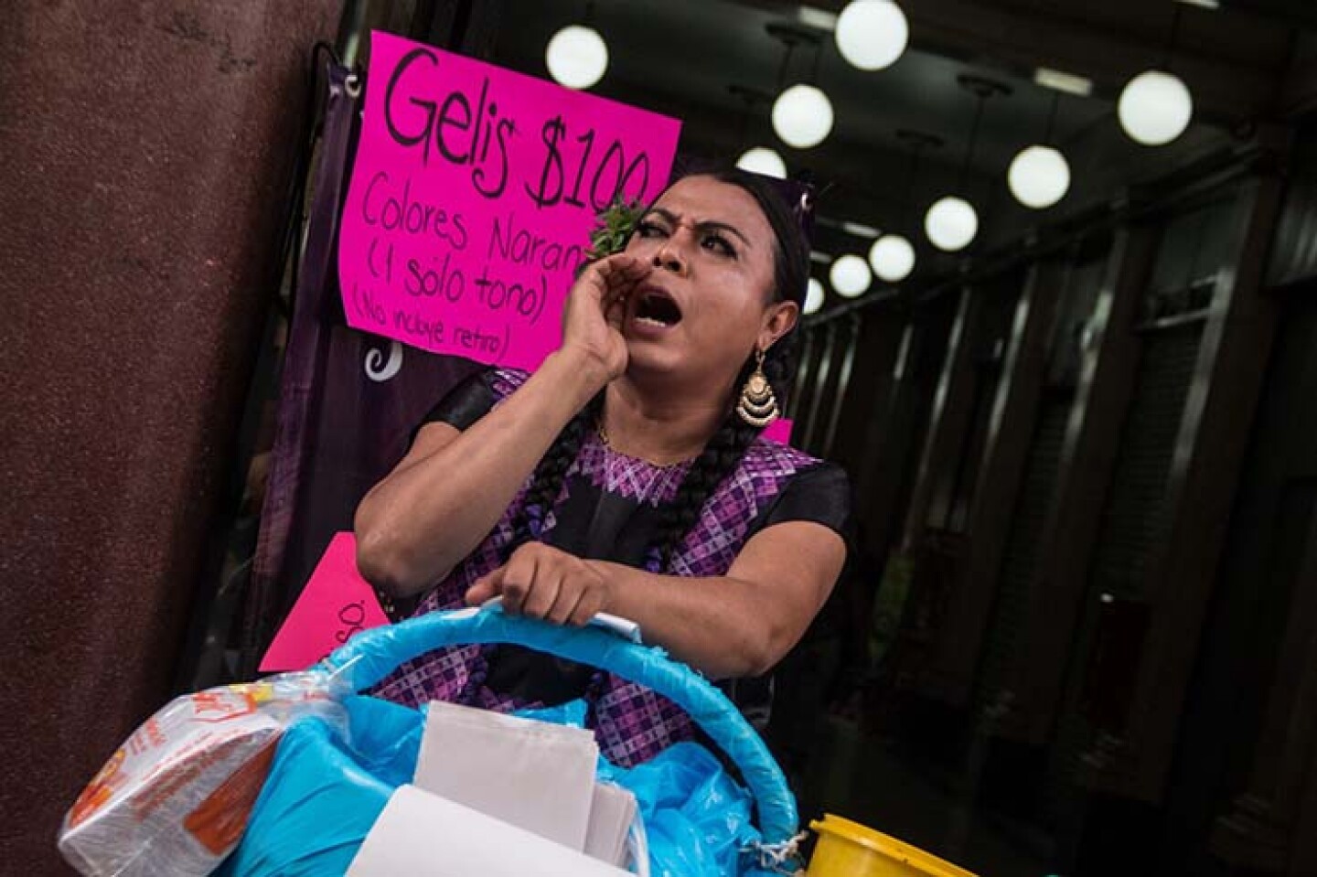 CIUDAD DE MÉXICO, 04JULIO2019.- En la calle Madero ubicada en el Centro Histórico de la Ciudad vende tacos de canasta Lady Tacos de Canasta, Mujer Muxe que grita con su voz ronca "Tacos, tacos de canasta" para que los transeúntes se animen a adquirir u