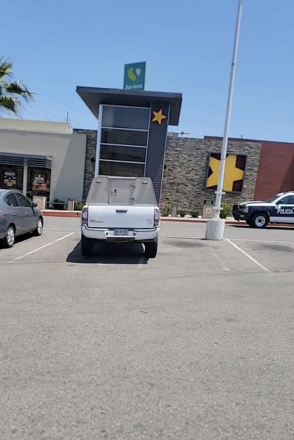 tijuana-balacera-carls-jr-857x1280