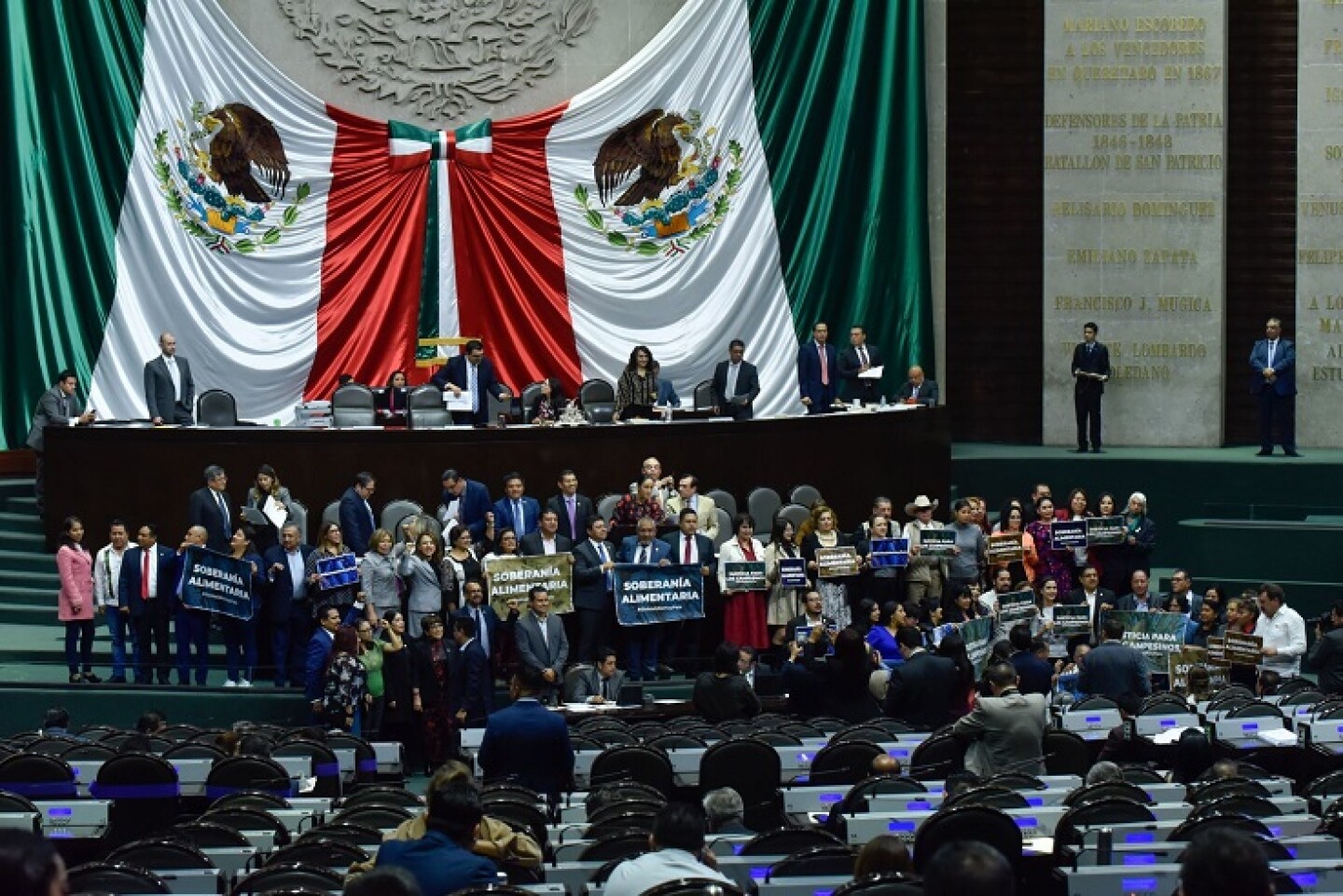 Pese a la ausencia de los grupos parlamentarios del PAN, PRI y PRD, quienes se opusieron a asistir al Palacio Legislativo por la situación sanitaria de covid-19 en el país, se llevo a cabo la Sesión Ordinaria en el pleno de la Cámara de Diputados. En la imagen, integrantes del grupo parlamentario se manifestaron en favor de la aprobación de la iniciativa de fomento de protección del maíz nativo.