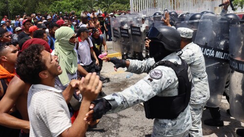 caravana-migrante-chiapas-ataca-oficina-