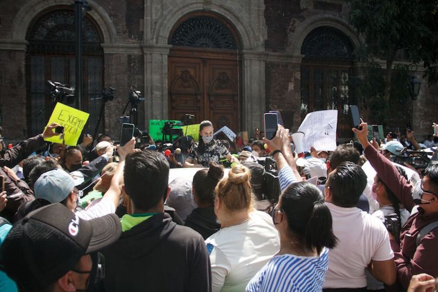 Claudia Sheinbaum Pardo, jefa de Gobierno de la Ciudad de México ofrecía una presentación en la Plaza Santo Domingo cuando un grupo de manifestantes familiares y amigos de los motociclistas detenidos el pasado 5 de marzo se acercaron a ella impidiendo continuar el evento