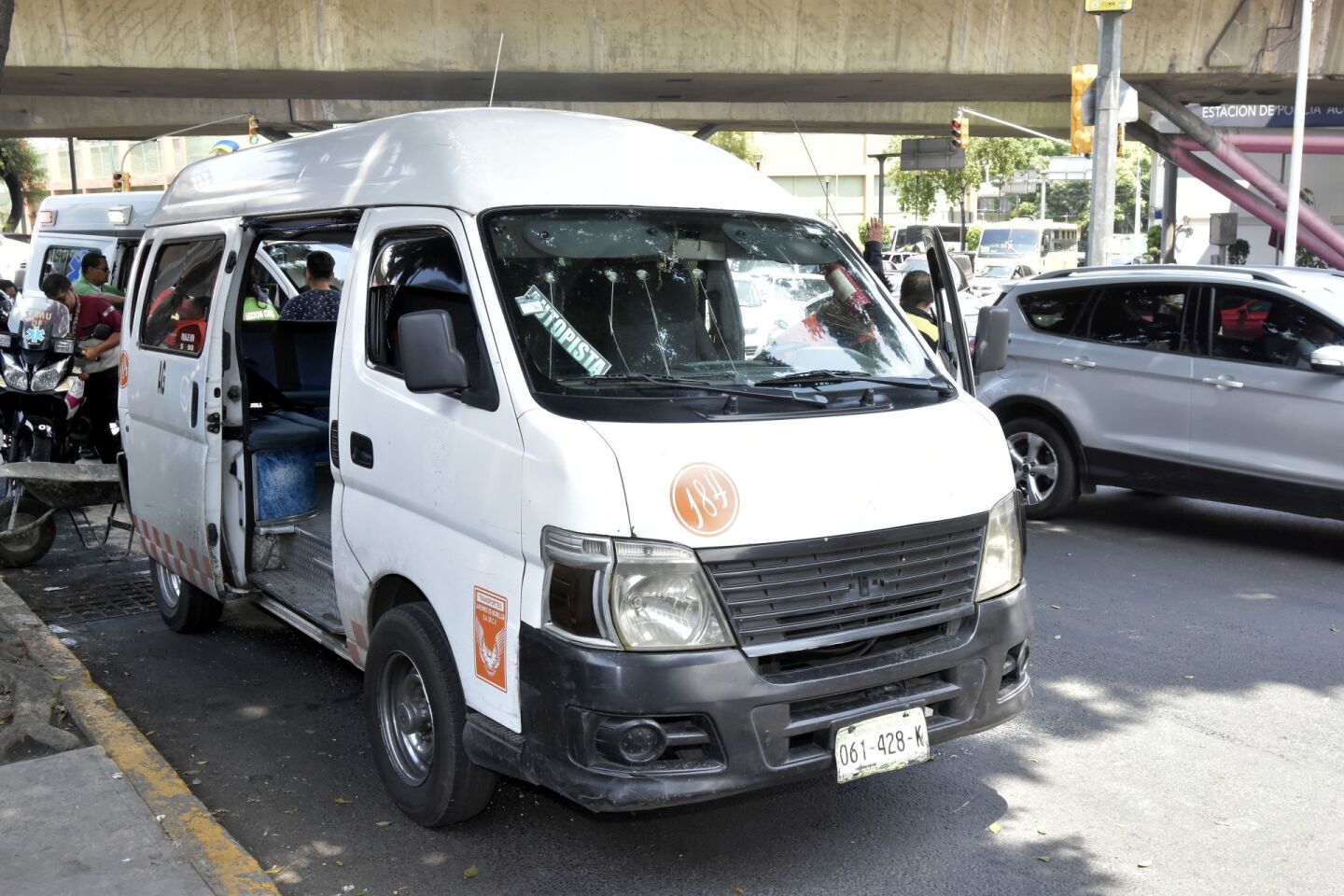 Pasajeros enfurecen y golpean a asaltantes