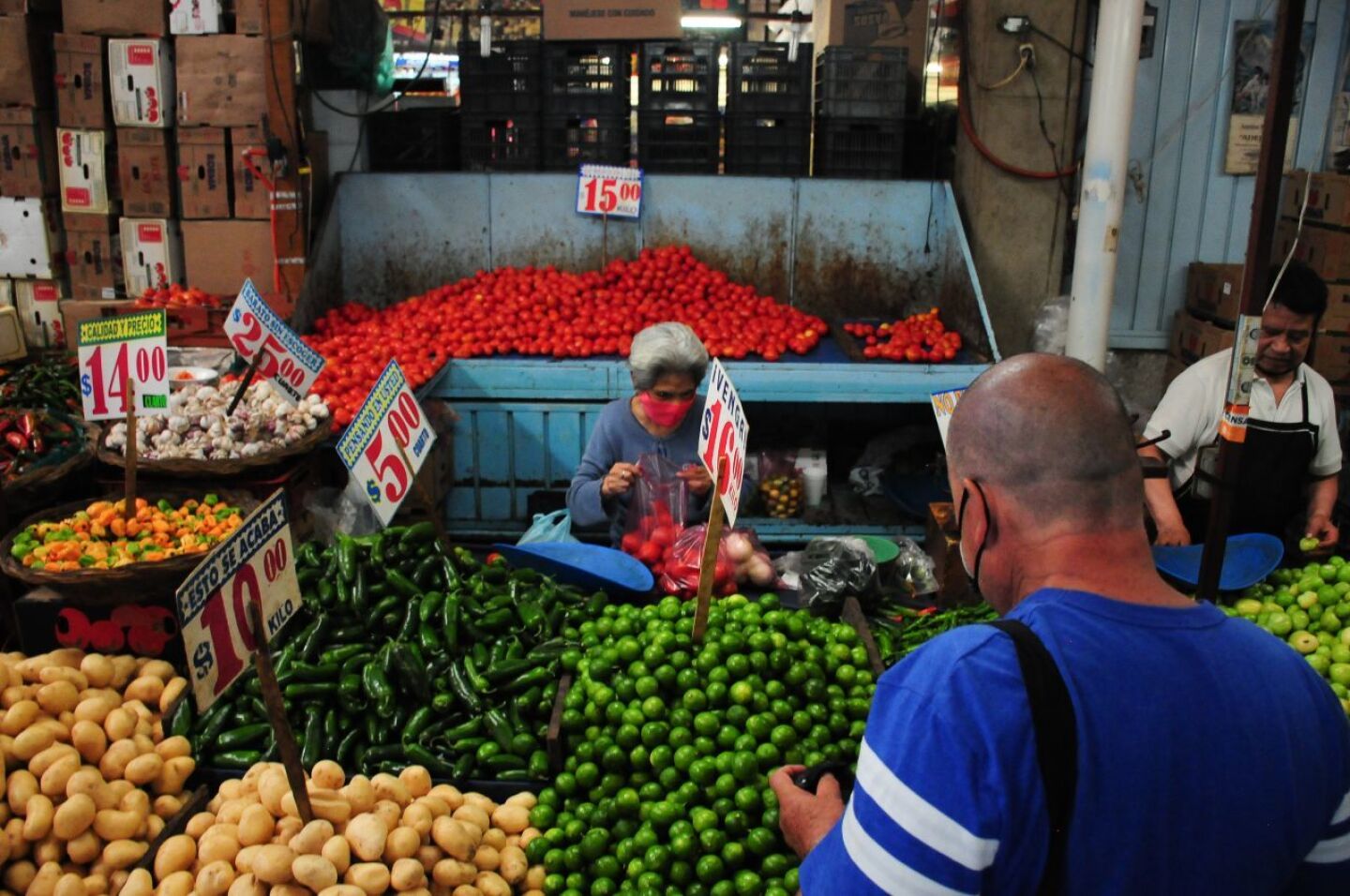 Un hombre compra verdura en uno de los puestos del Mercado Jamaica.