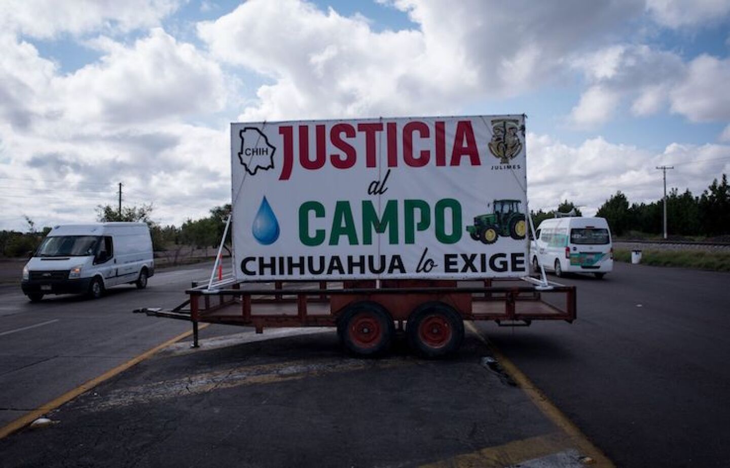 Productores agrícolas de la región tienen tomada la caseta de Carretera Panamericana en la región del Saucillo por que exigen al Gobierno Federal termine la extracción de agua de las presas "La Boquilla" y "Las Vírgenes" ya que esto afecta el ciclo agrícola de sus tierras.