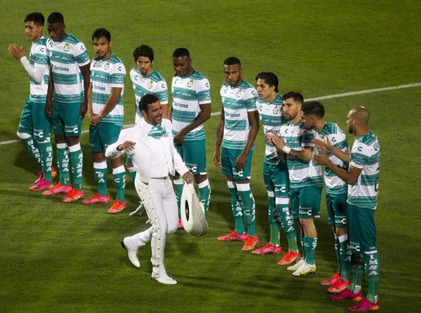 El cantante Pablo Montero, tuvo errores al interpretar el Himno Nacional en el partido de final de Ida, Santos vs Cruz Azul.