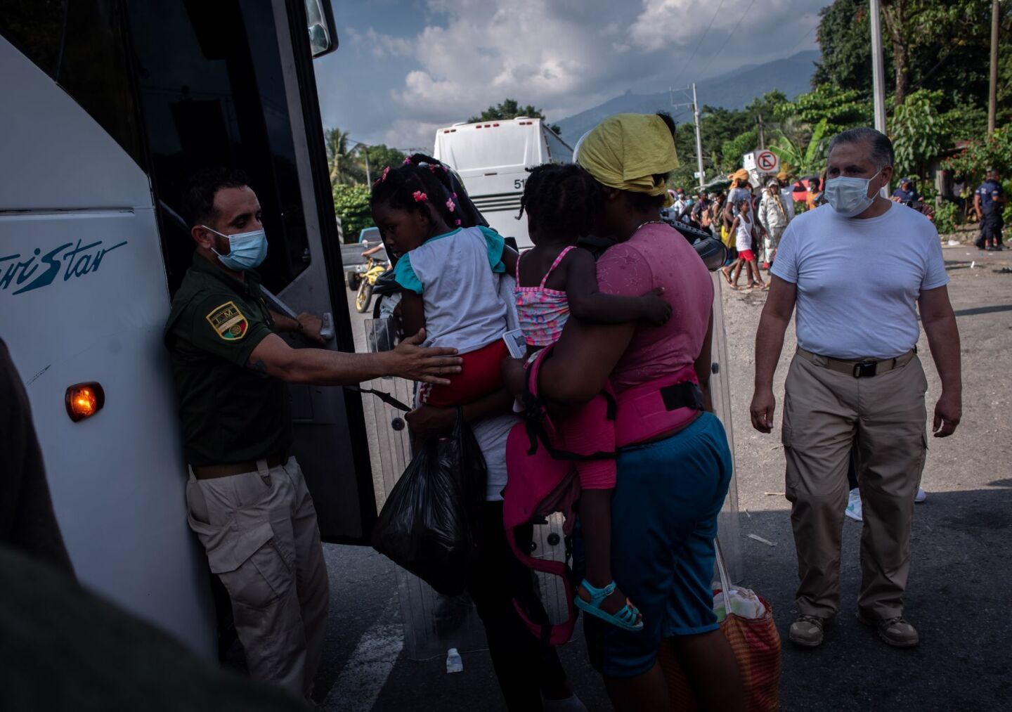 Detienen a migrantes mediante operativo en bares de Oaxaca