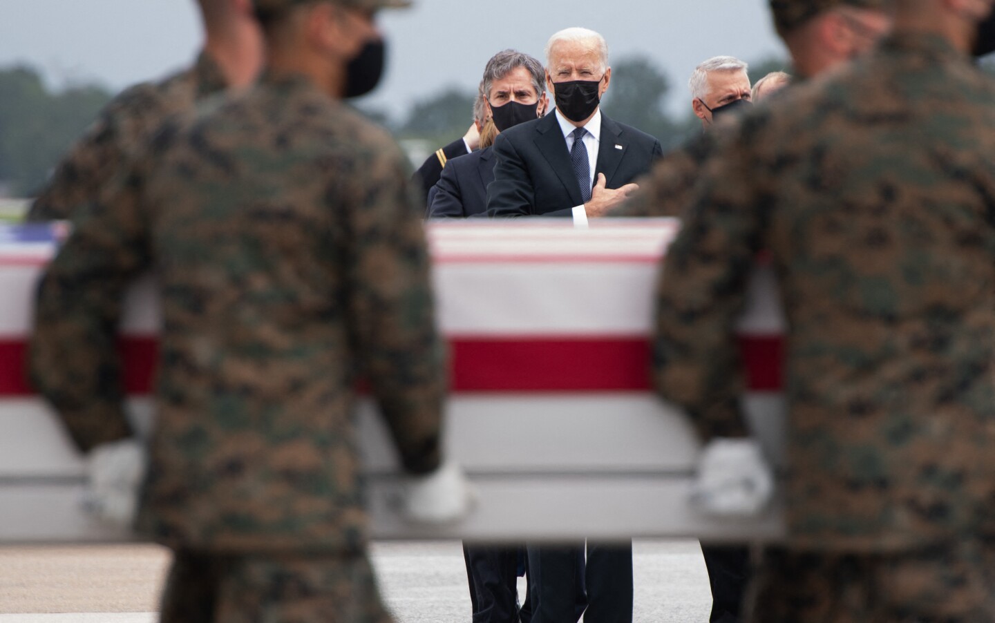 Recibe Biden restos de soldados muertos en Afganistán; se reúne con sus familiares