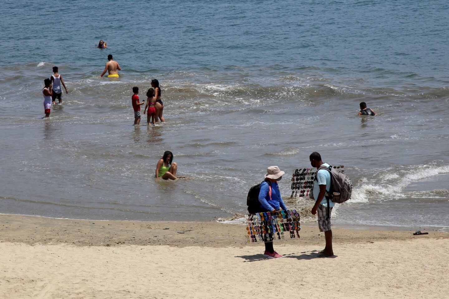 Las playas de Acapulco ya empiezan a mostrar con afluencia de turistas en el inicio de la Semana Santa.
